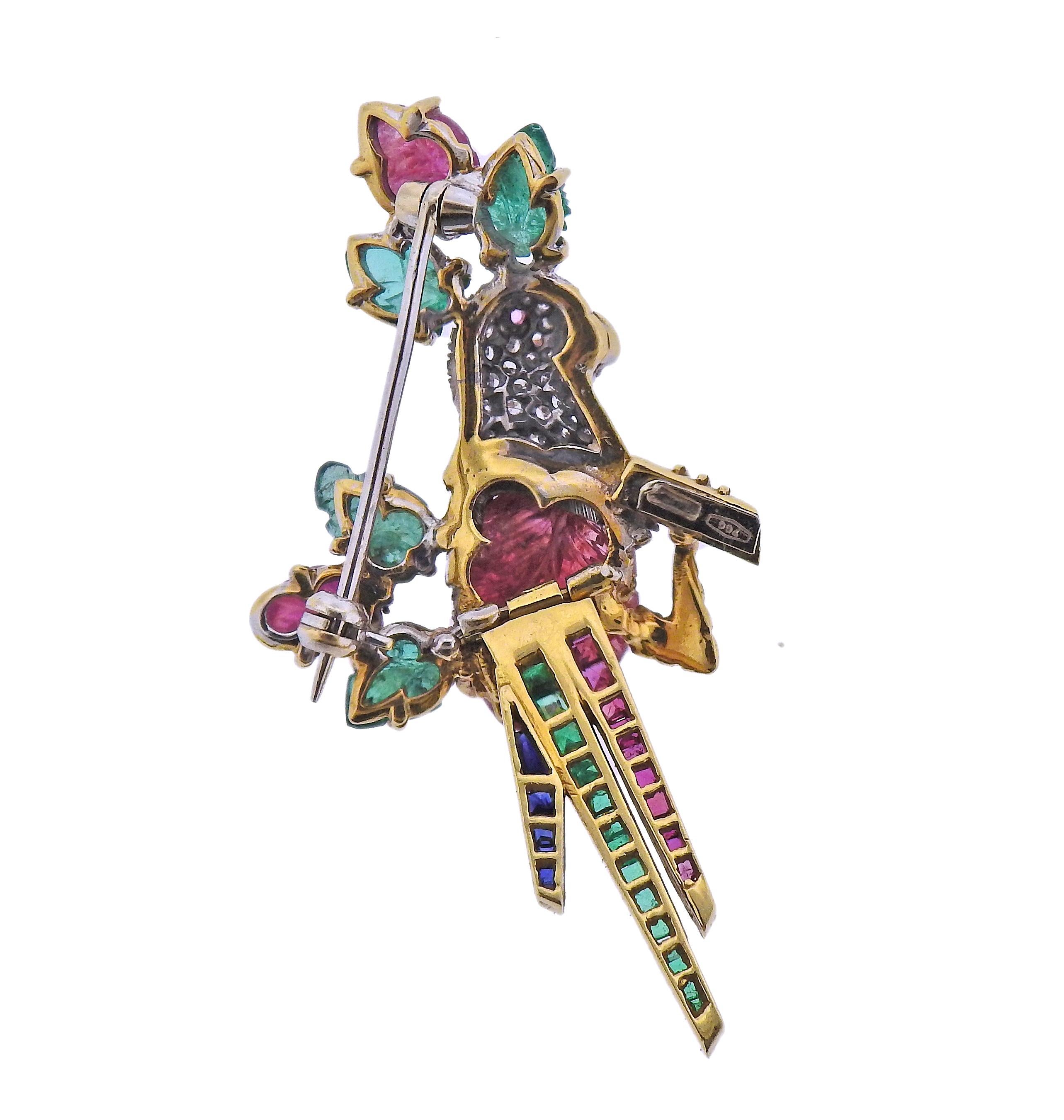 Broche de pájaro de oro de 18 quilates de fabricación italiana, con cola móvil. Adornada con rubíes tallados, esmeraldas y aprox. 0,40ctw en diamantes. El broche mide 2 1/8