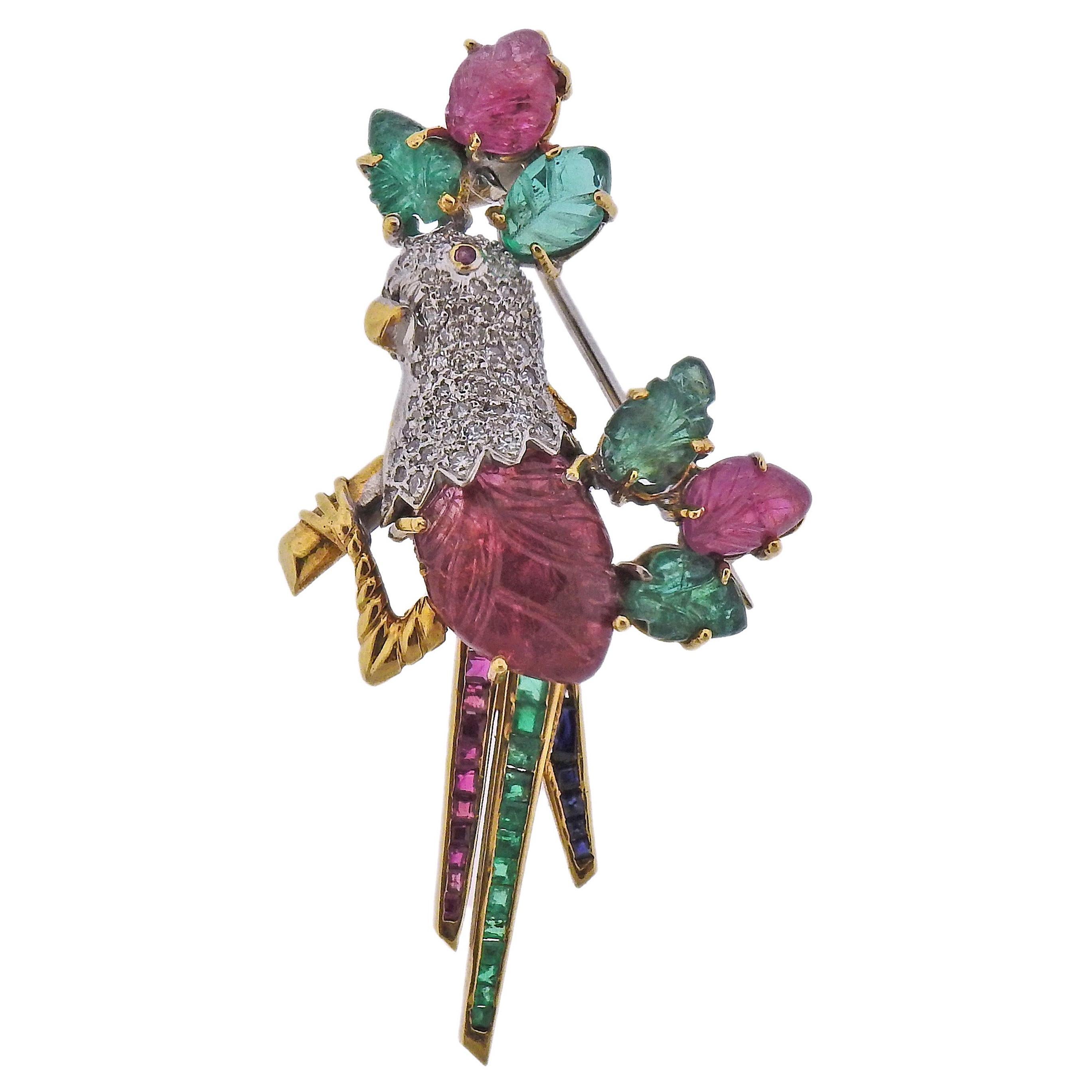 Broche oiseau italienne sculptée en or avec rubis, émeraudes et diamants