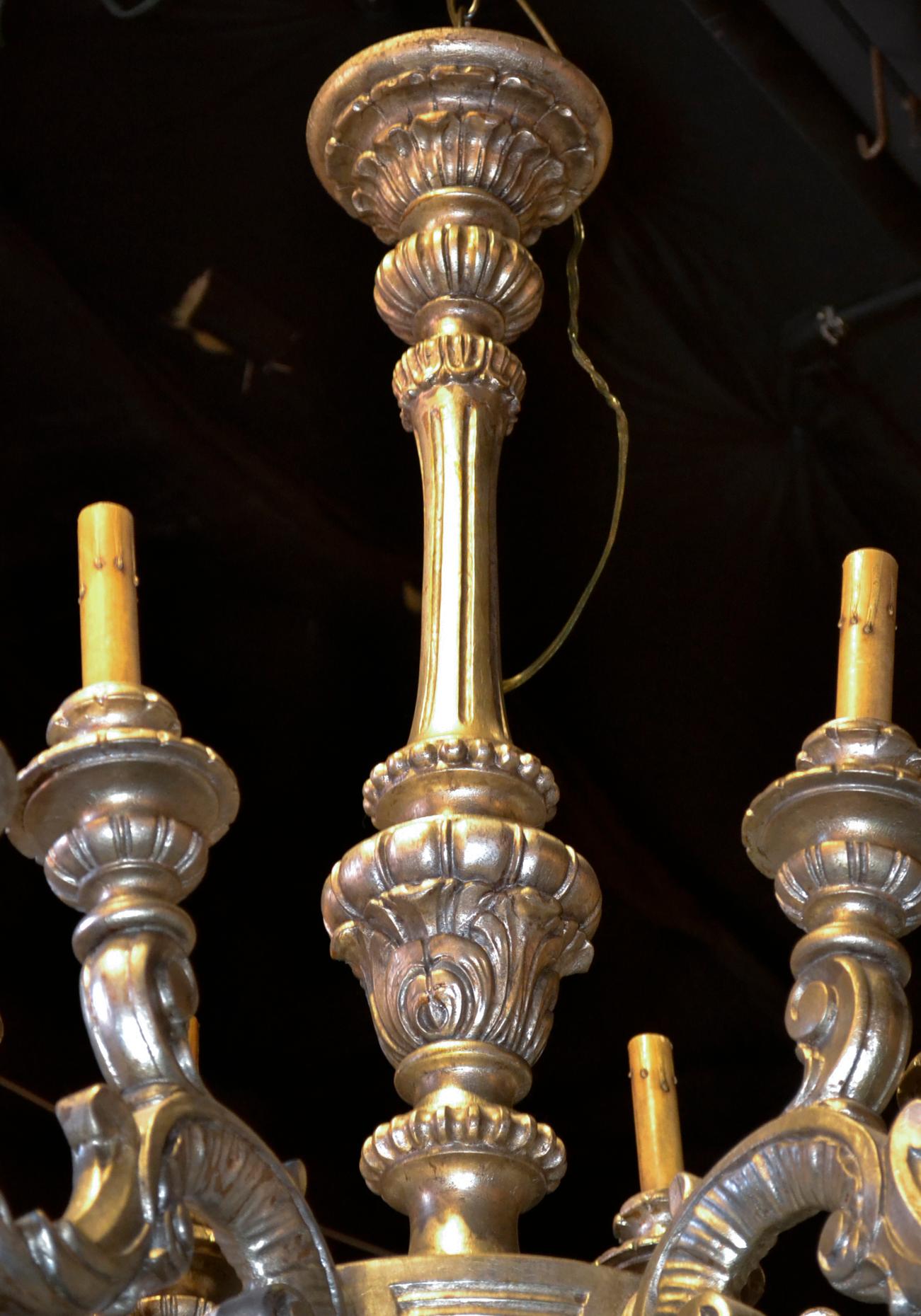 Italienischer geschnitzter, vergoldeter italienischer Kronleuchter aus Silber (Vergoldetes Holz)