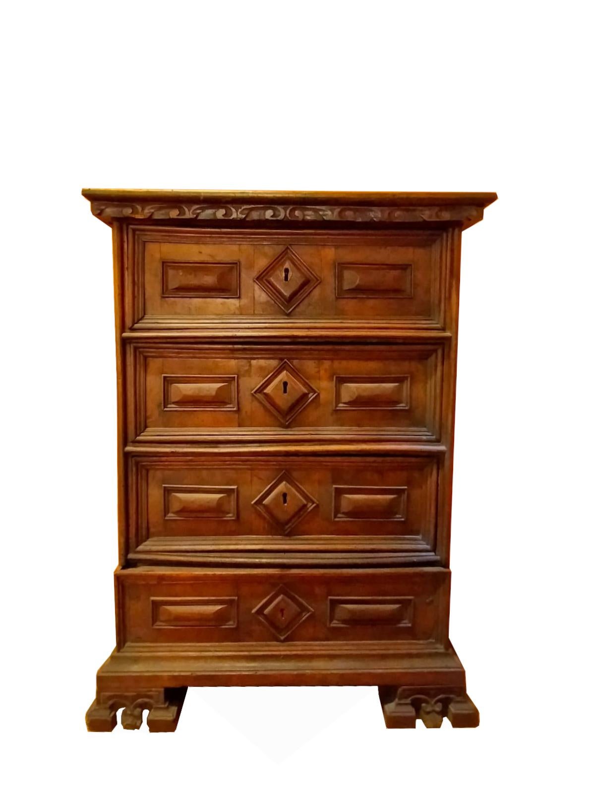 Lombard / Venetian kneeler from the 1600s, in patina
Solid walnut with Greek carved details under the top and capital feet
Drawers panelled in briarwood, with squared panels with frames typical of the area of origin, 
Measures top 70 x 27 H. cm