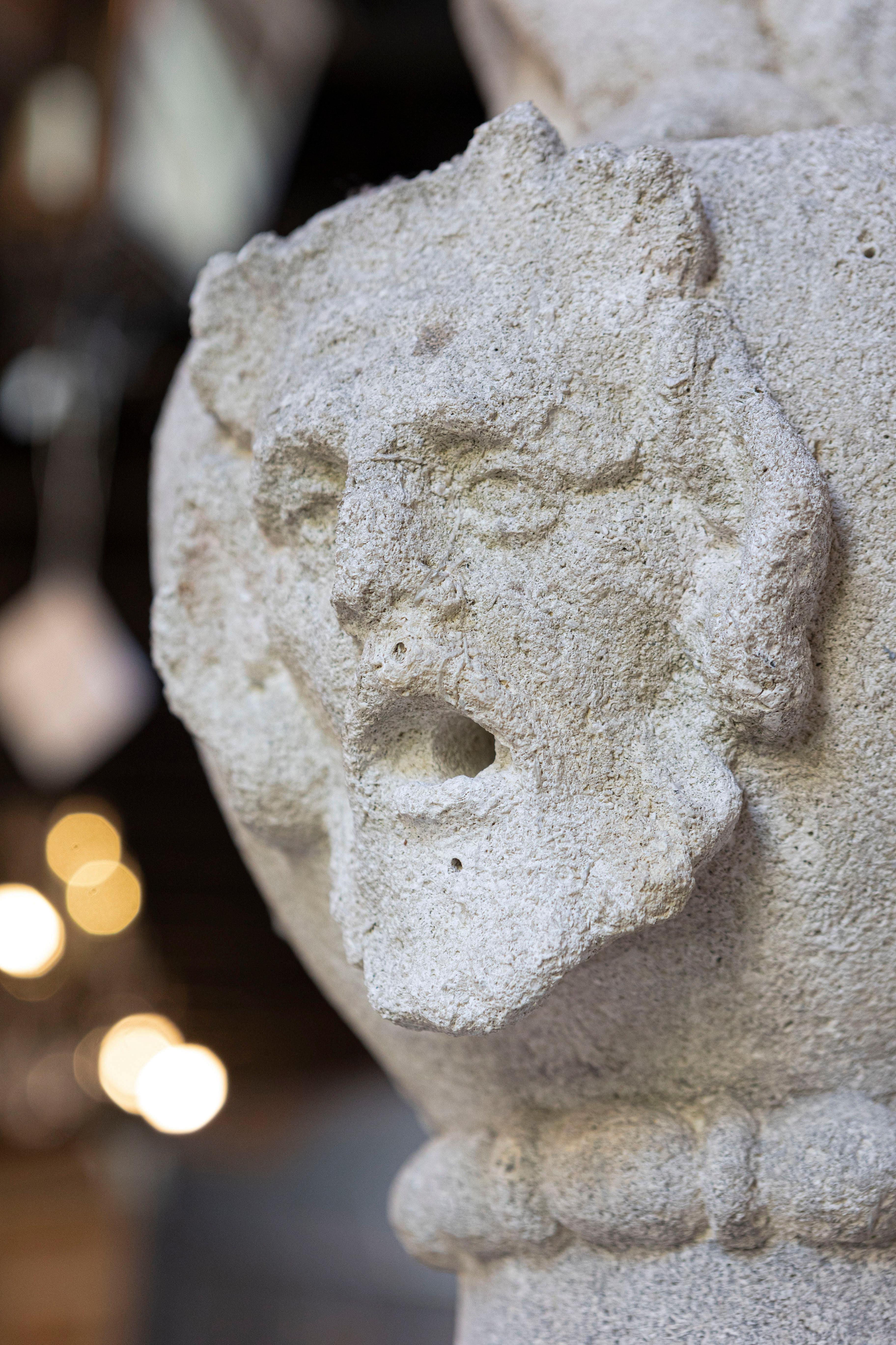Fontaine de jardin italienne à deux étages en pierre sculptée de Vicence en vente 6