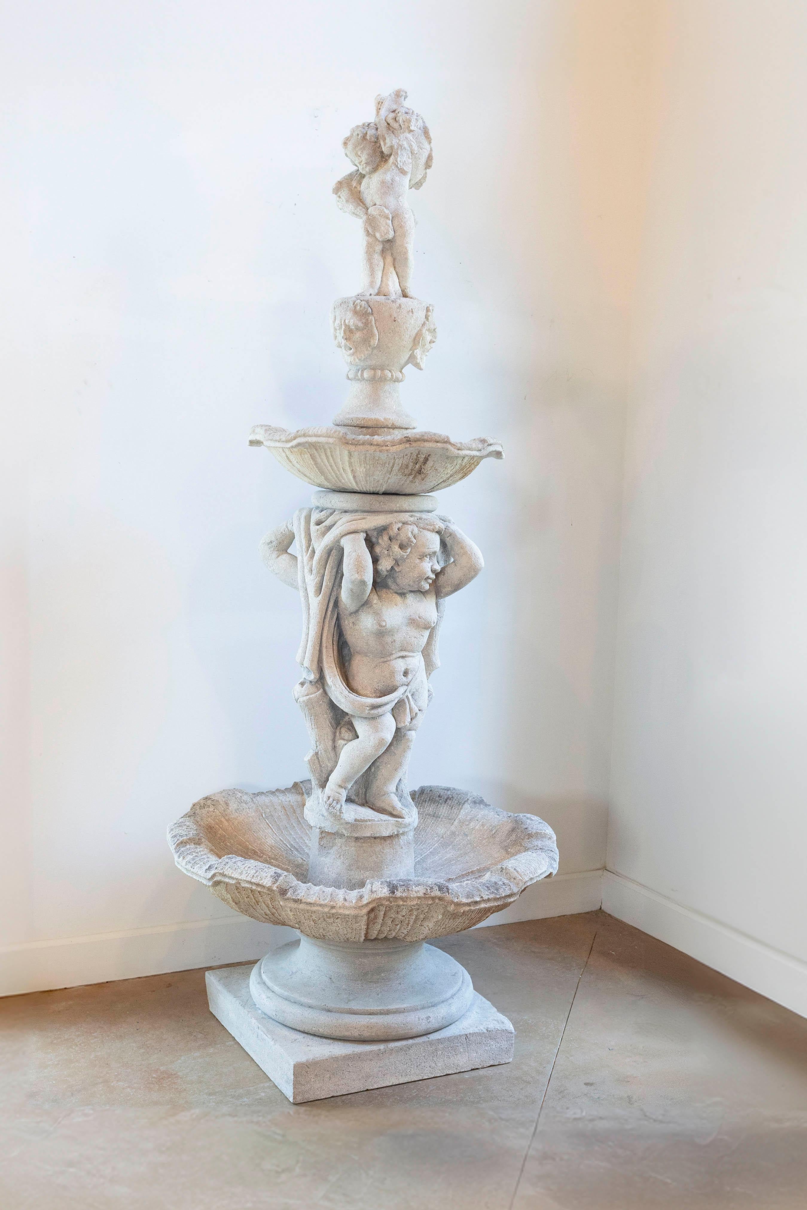 Fontaine de grande taille en pierre sculptée d'Italie du Nord datant du milieu du 19e siècle. Cette exquise fontaine de jardin est née dans les années 1850 dans la ville de Vicence, dans la région de Vénétie en Italie. L'un des principaux éléments
