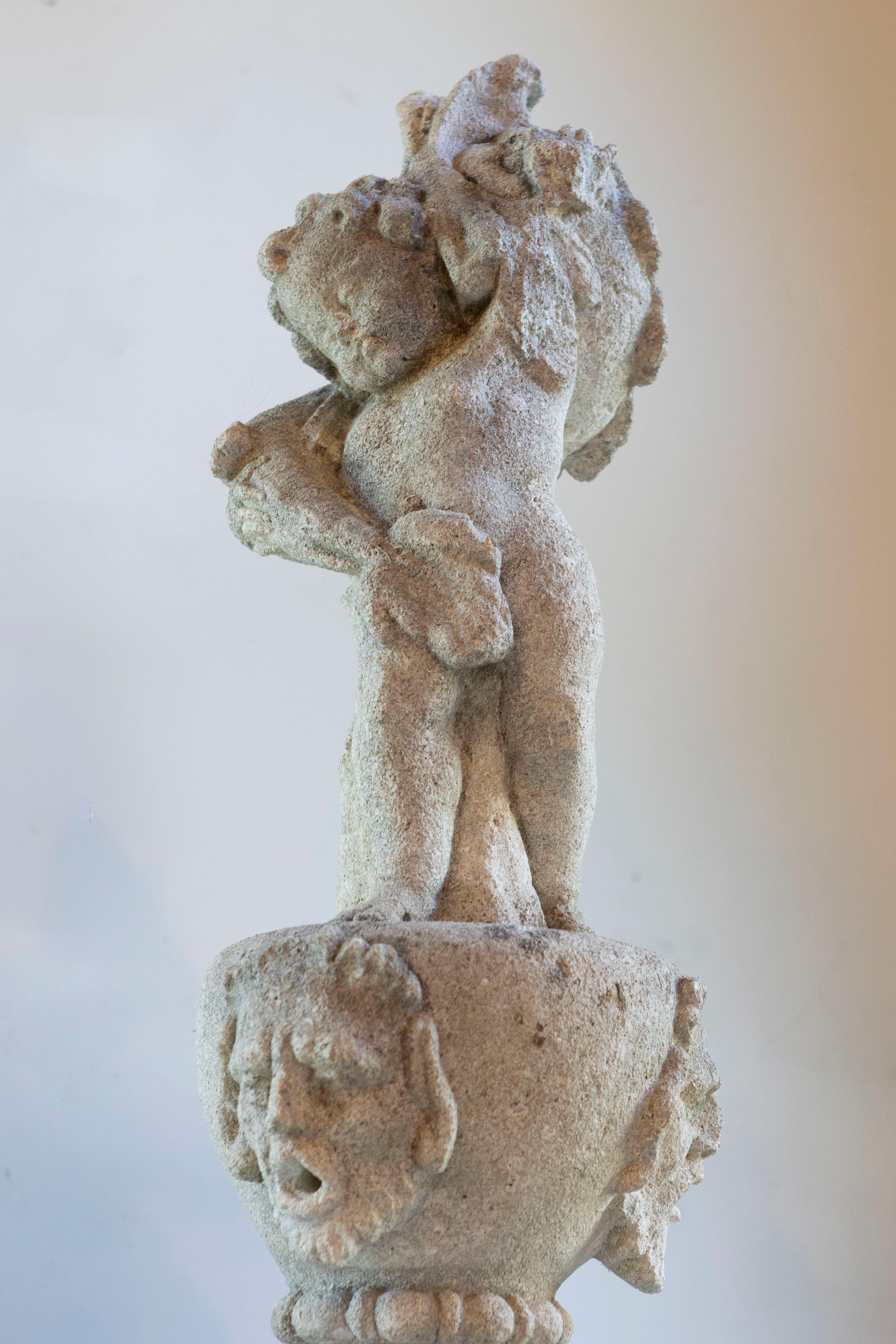 XIXe siècle Fontaine de jardin italienne à deux étages en pierre sculptée de Vicence en vente
