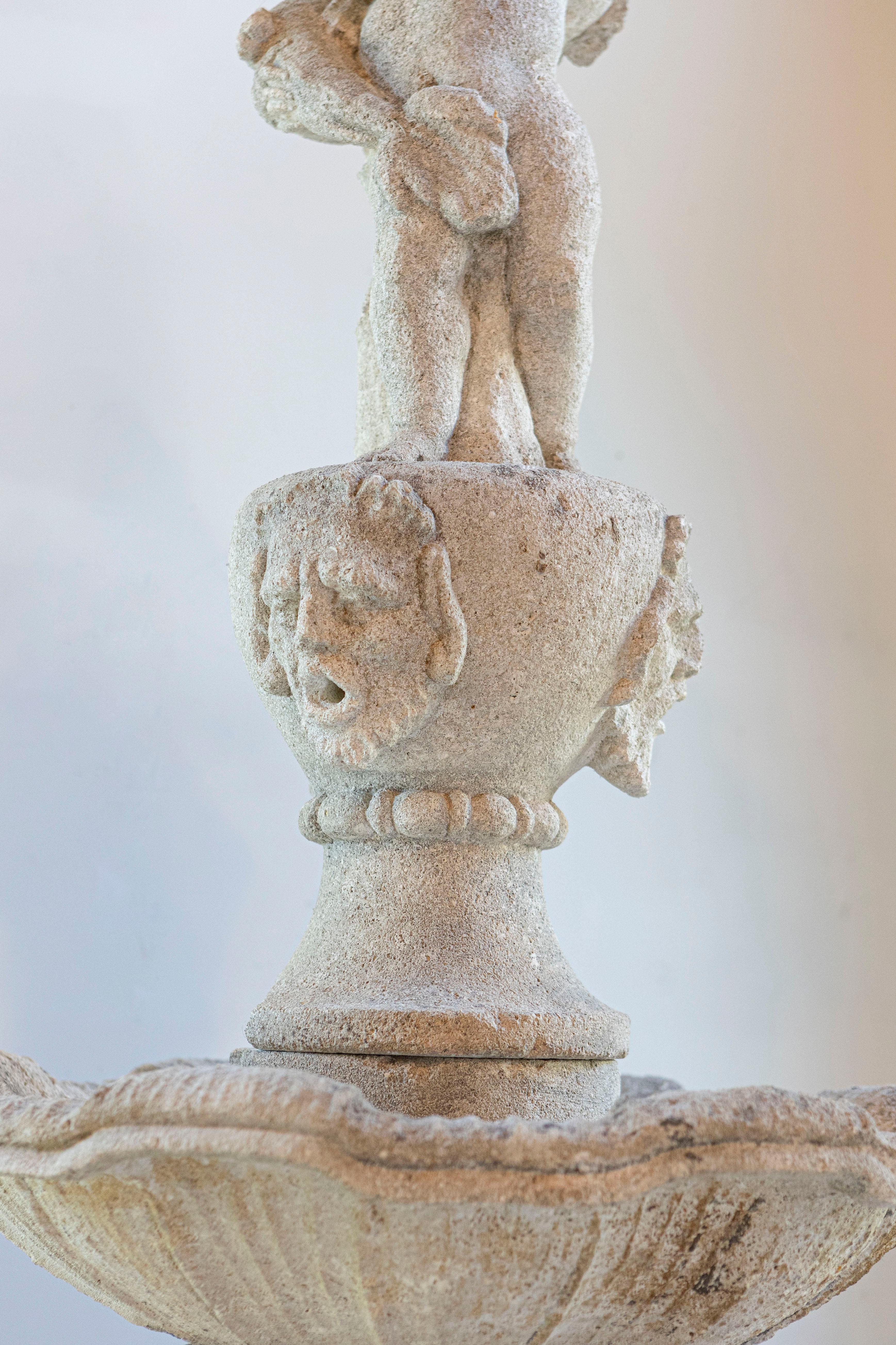 Pierre Fontaine de jardin italienne à deux étages en pierre sculptée de Vicence en vente
