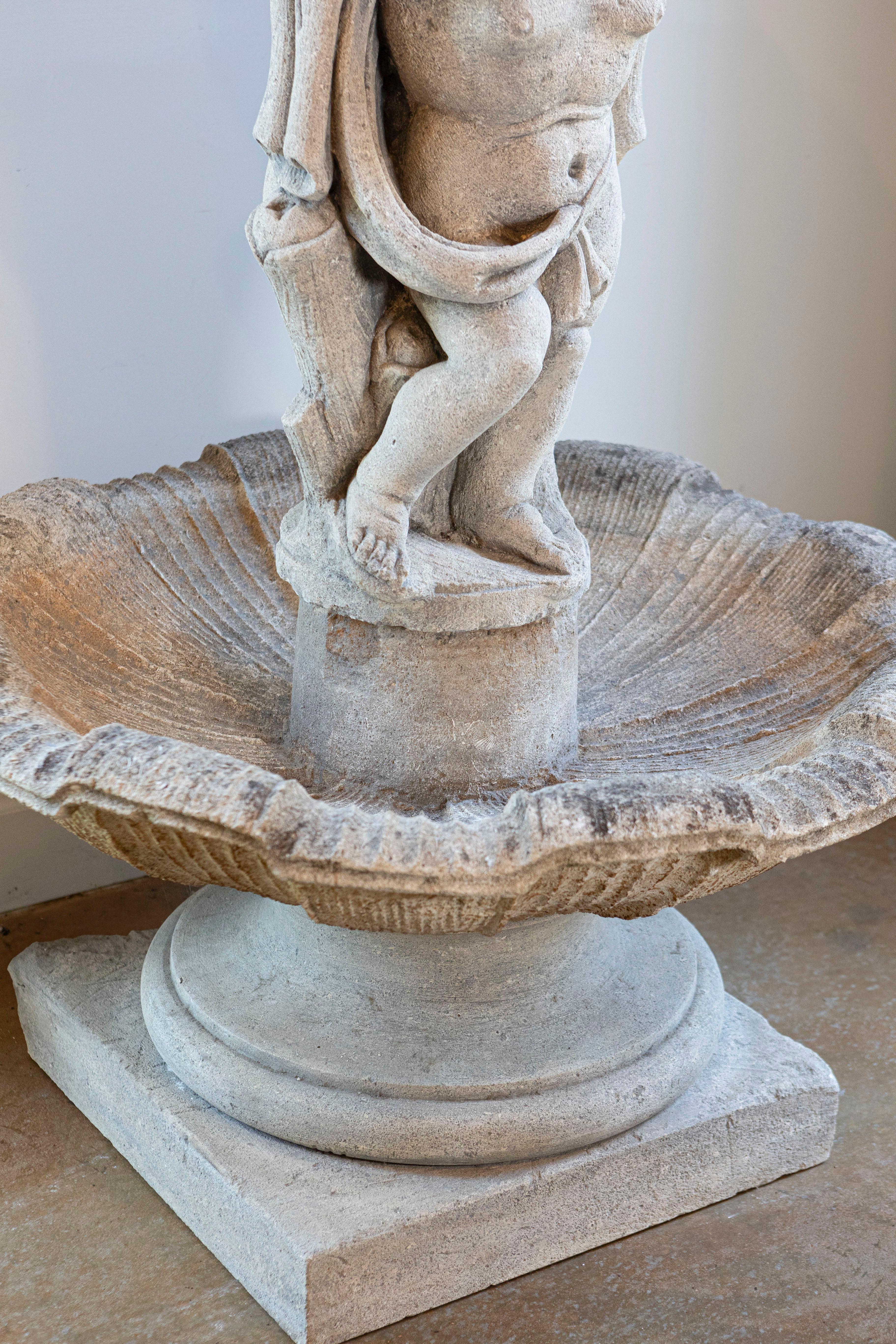 Fontaine de jardin italienne à deux étages en pierre sculptée de Vicence en vente 1
