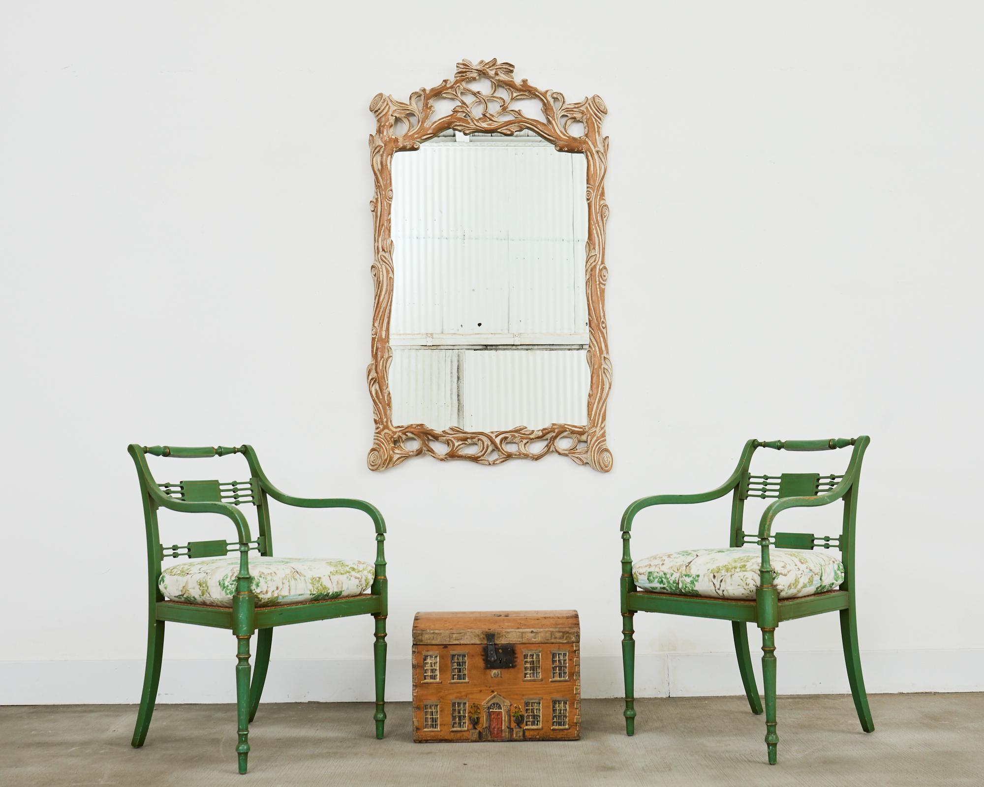 Espejo de pared italiano del siglo XX tallado a mano en rama y con la parte superior arqueada. El gran marco está tallado con detalles de imitación de madera, con una pátina intencionadamente desgastada en el acabado, con restos de pintura blanca