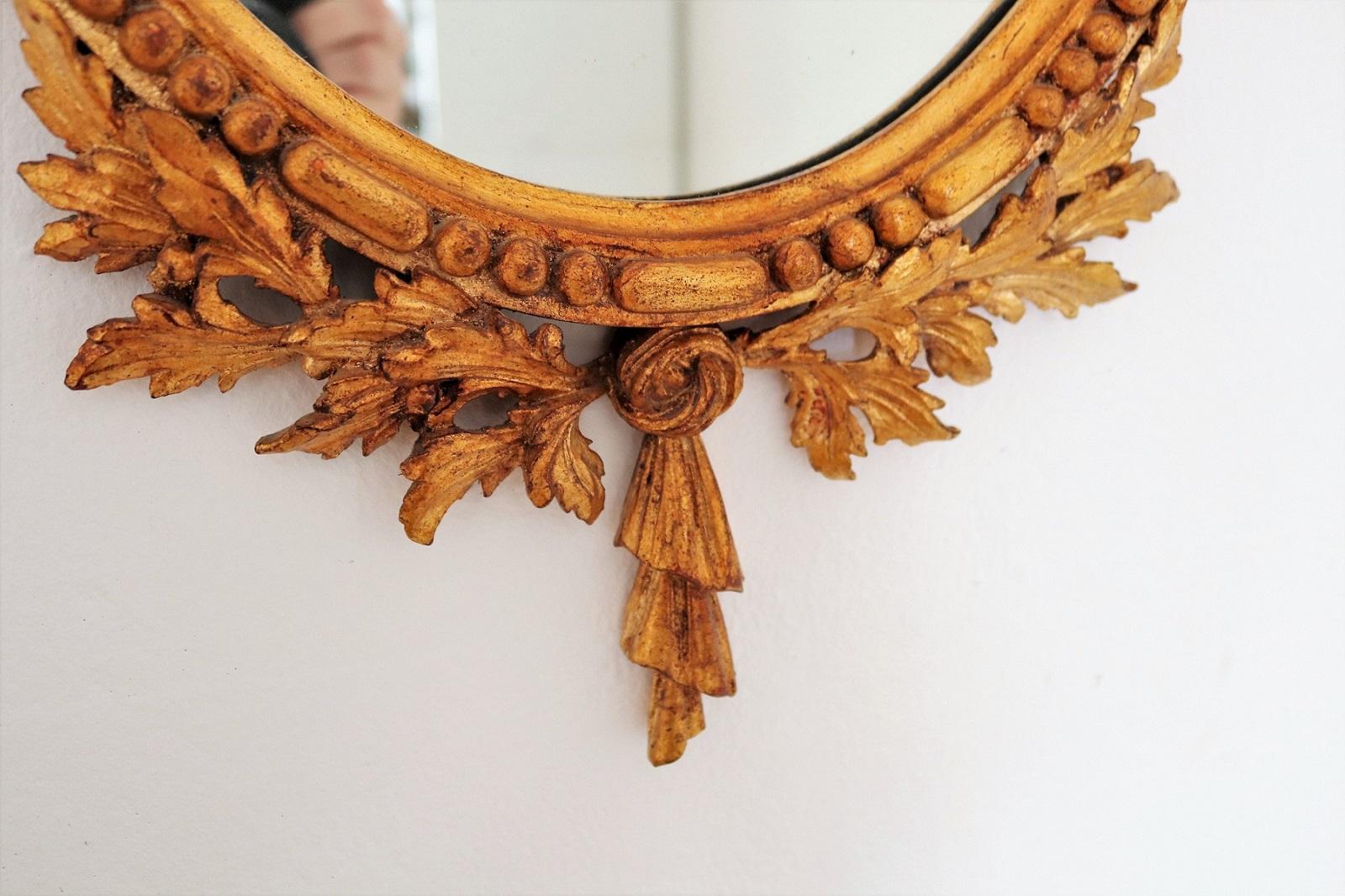 Italian Midcentury Carved Wall Mirror with Gilt Wooden Frame, 1950s (Mitte des 20. Jahrhunderts)