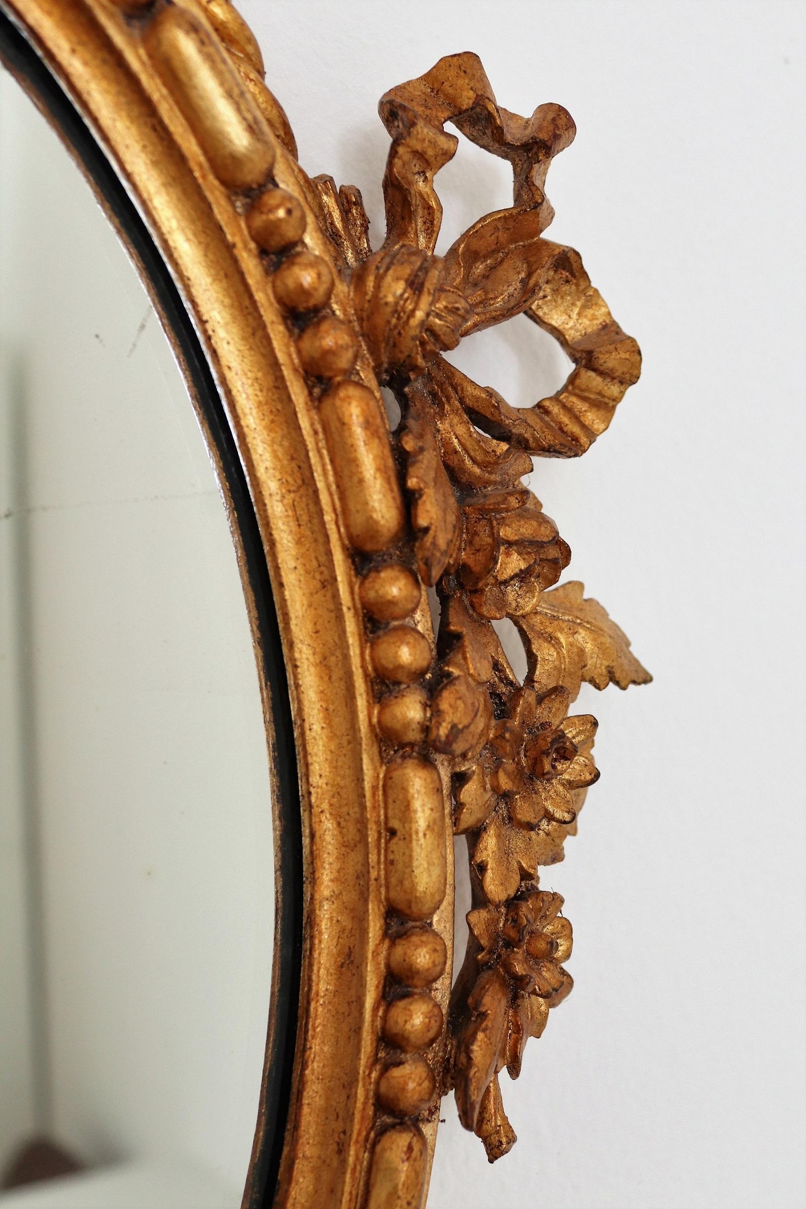 Italian Midcentury Carved Wall Mirror with Gilt Wooden Frame, 1950s (Spiegel)