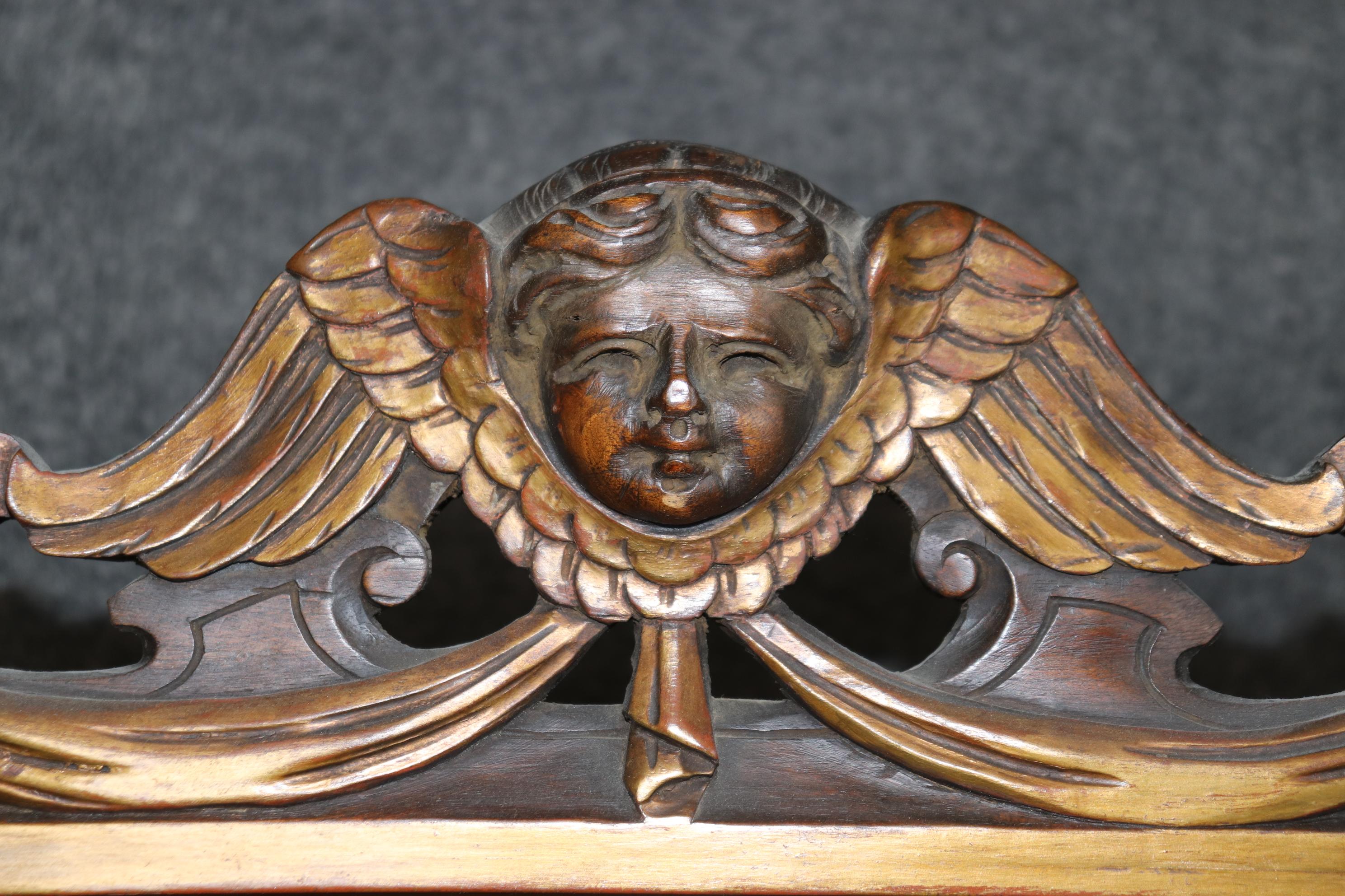 Il s'agit d'un superbe paravent italien sculpté à la main. L'écran est orné d'anges et de personnages, de sculptures élaborées et d'éléments dorés. L'écran est soutenu par un revêtement gris pour plus de contraste. L'écran date des années 1920 et
