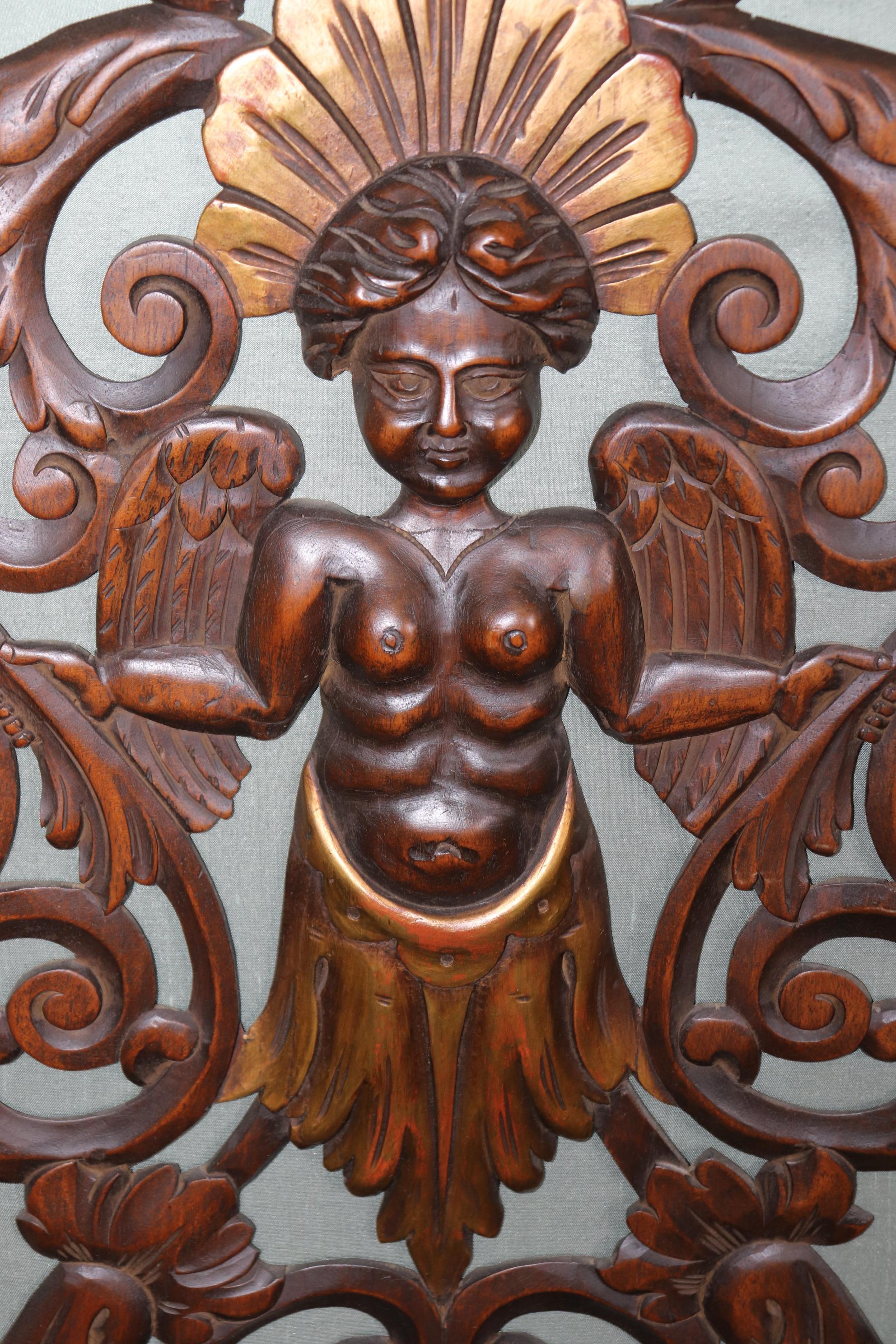 Tissu Paravent italien à trois panneaux en noyer sculpté et doré, sculpté par Pierce en vente