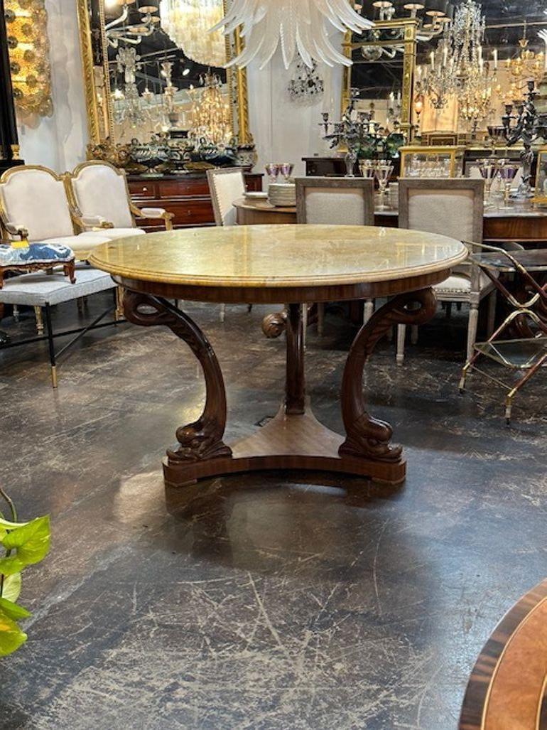 Sehr schöner italienischer Nussbaum-Mitteltisch aus dem 19. Jahrhundert mit originaler Siena-Marmorplatte. Erzeugt ein elegantes Aussehen! Auch die Qualität ist hervorragend.
