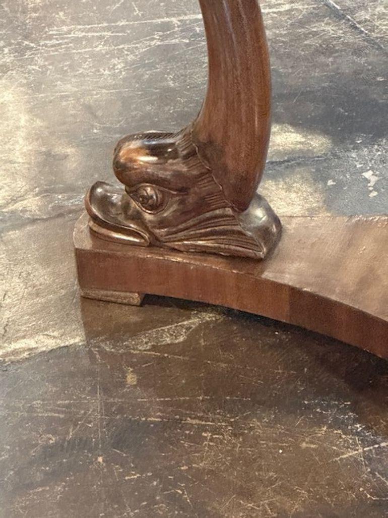 Italienischer geschnitzter Nussbaum-Mitteltisch mit Marmorplatte im Zustand „Gut“ im Angebot in Dallas, TX
