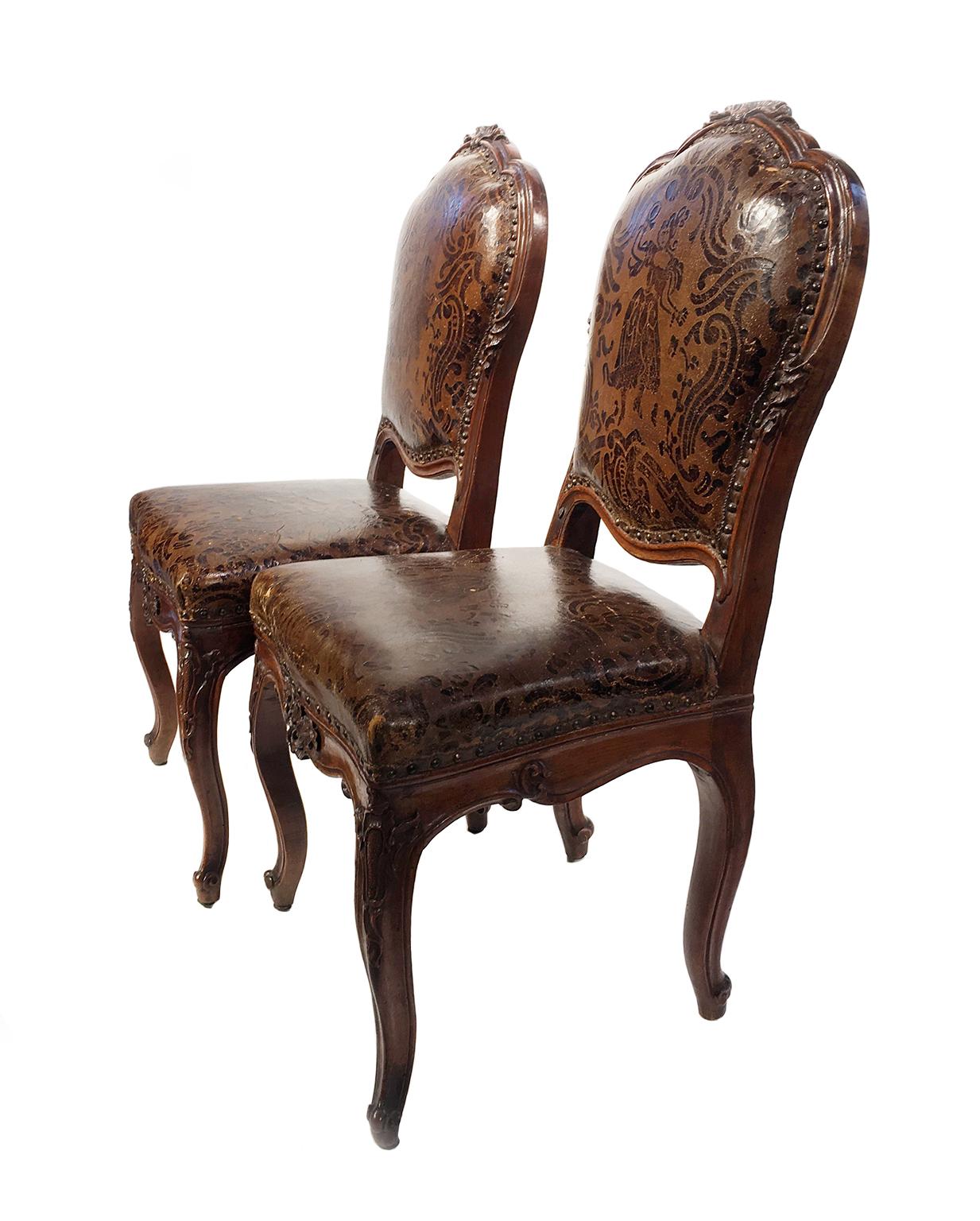 Four carved walnut chairs with leather covers
Milan, circa 1750
They measure: 39.37” high, 18.30” to the seat, 21.65” deep x 19.29”
(100 cm high, 46.5 cm to the seat, 55 cm deep x 49 cm)

State of conservation:
- the leather covers are not