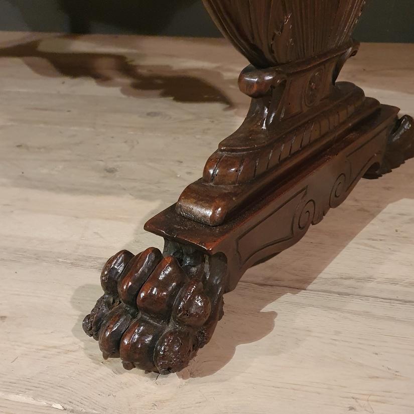 18th century carved walnut centre table / desk. Wonderful color and very good carvings, 1790.

  

Dimensions:
62.5 inches (159 cms) wide
29.5 inches (75 cms) deep
32 inches (81 cms) high.