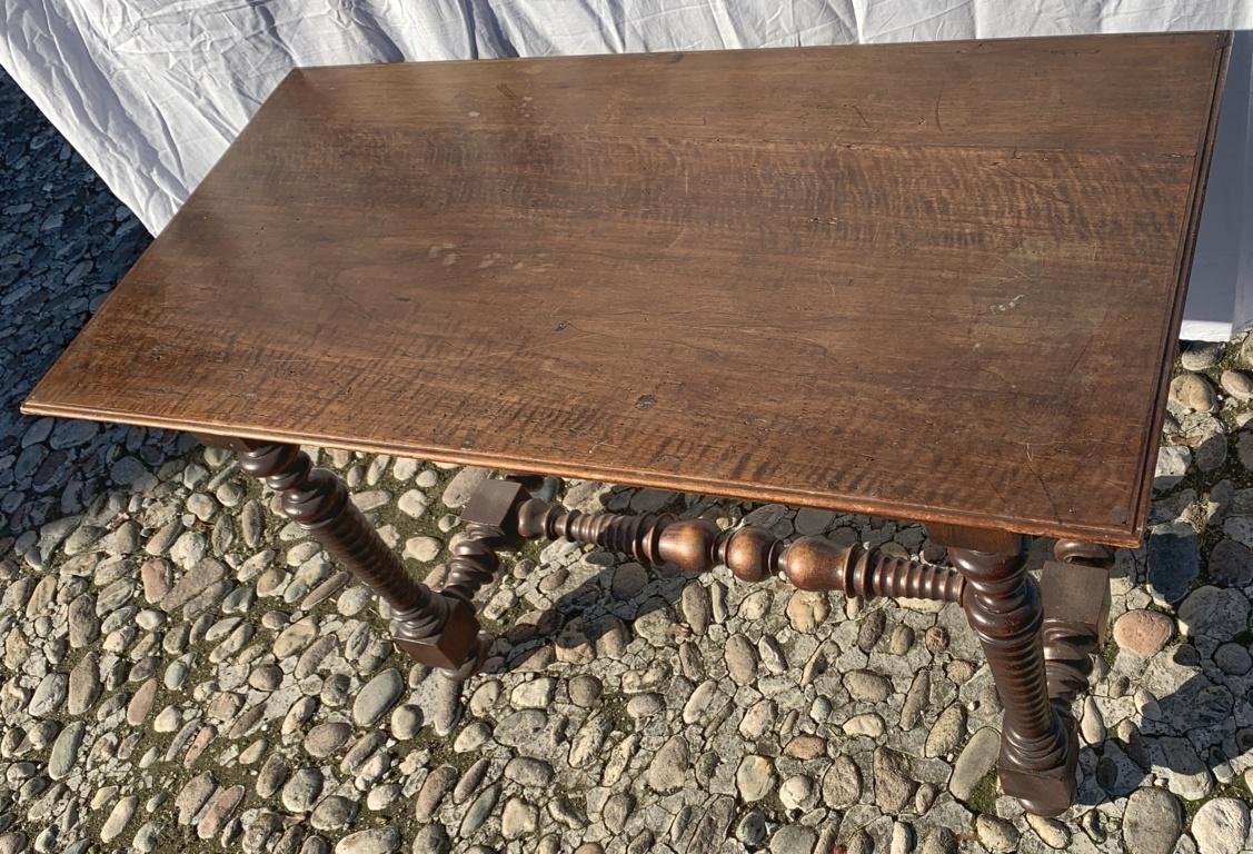 Italian Carved Walnut Desk Table, Italy 17th Century Baroque In Good Condition For Sale In Varmo, IT