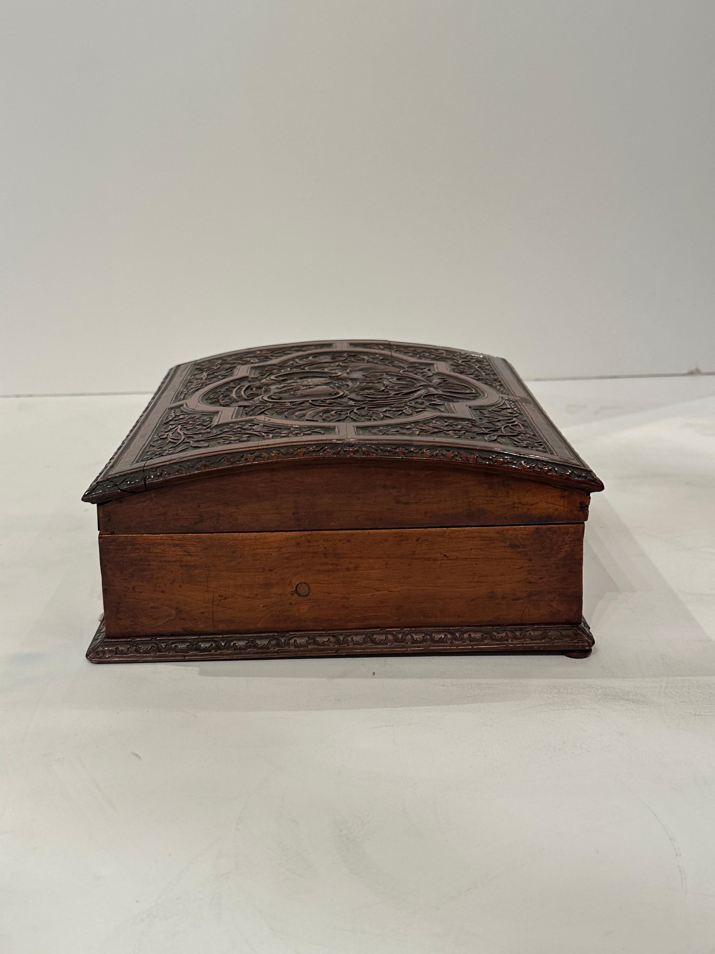 Caja abatible italiana de nogal tallado Circa 1780 Italiano en venta