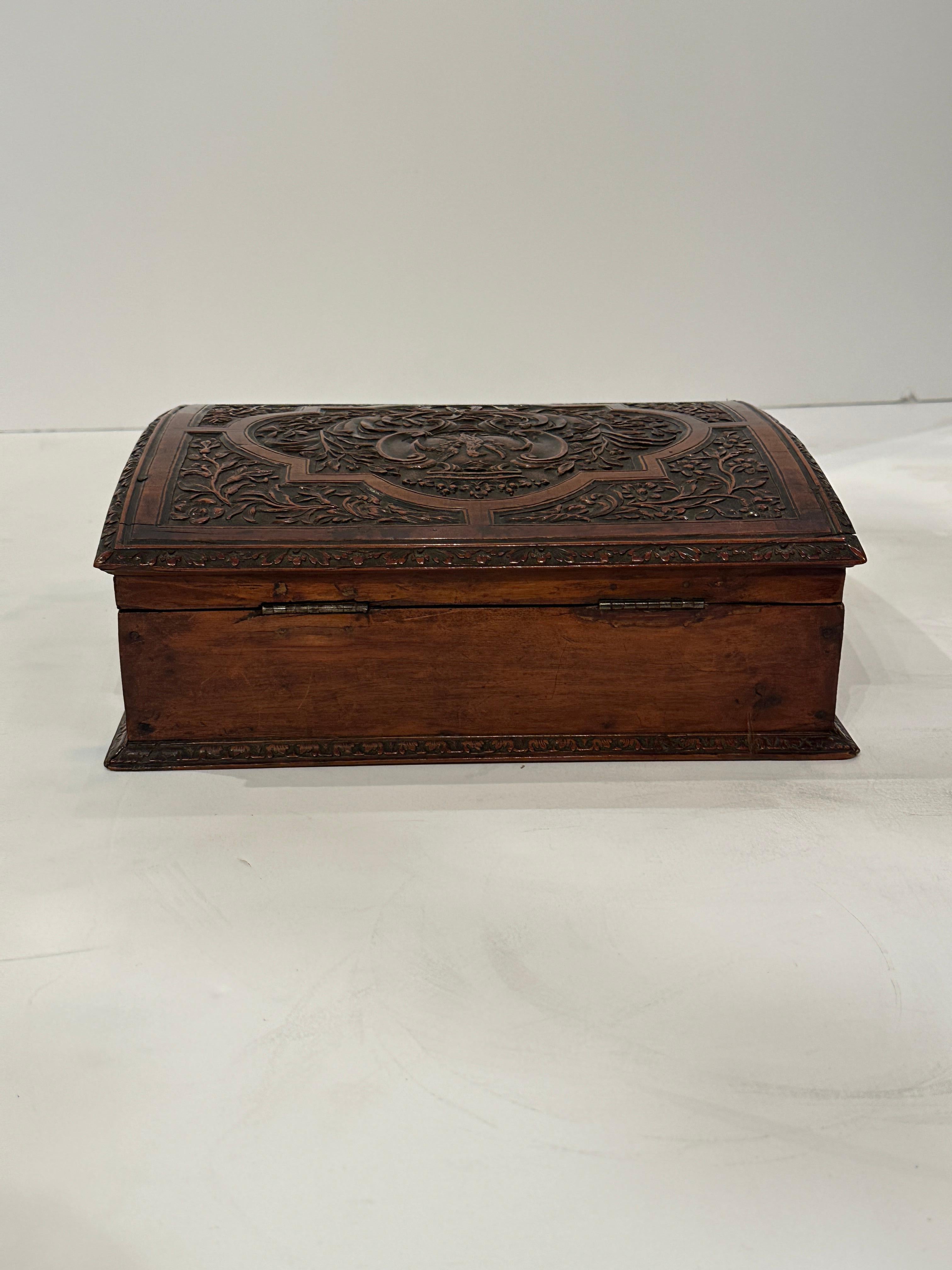 Caja abatible italiana de nogal tallado Circa 1780 Tallado a mano en venta
