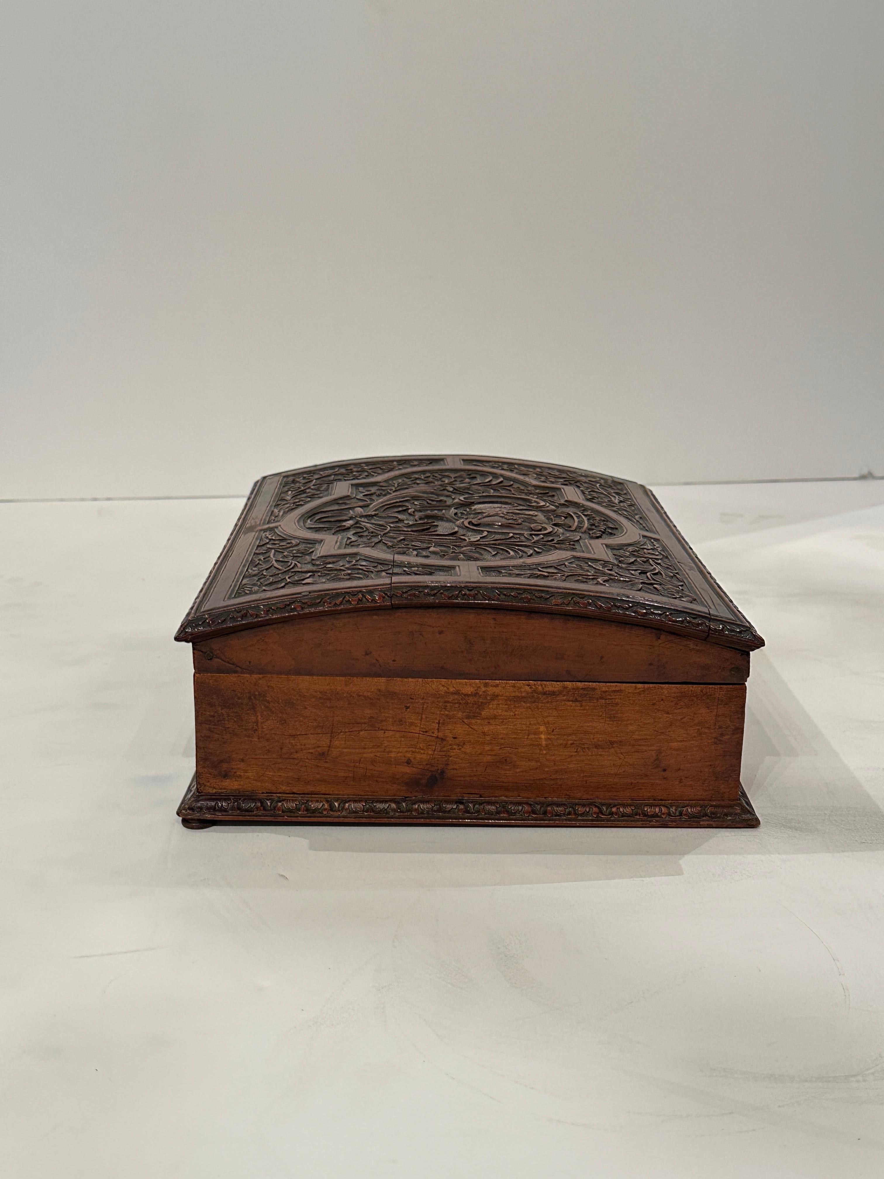 Caja abatible italiana de nogal tallado Circa 1780 en Bueno estado para la venta en Los Angeles, CA