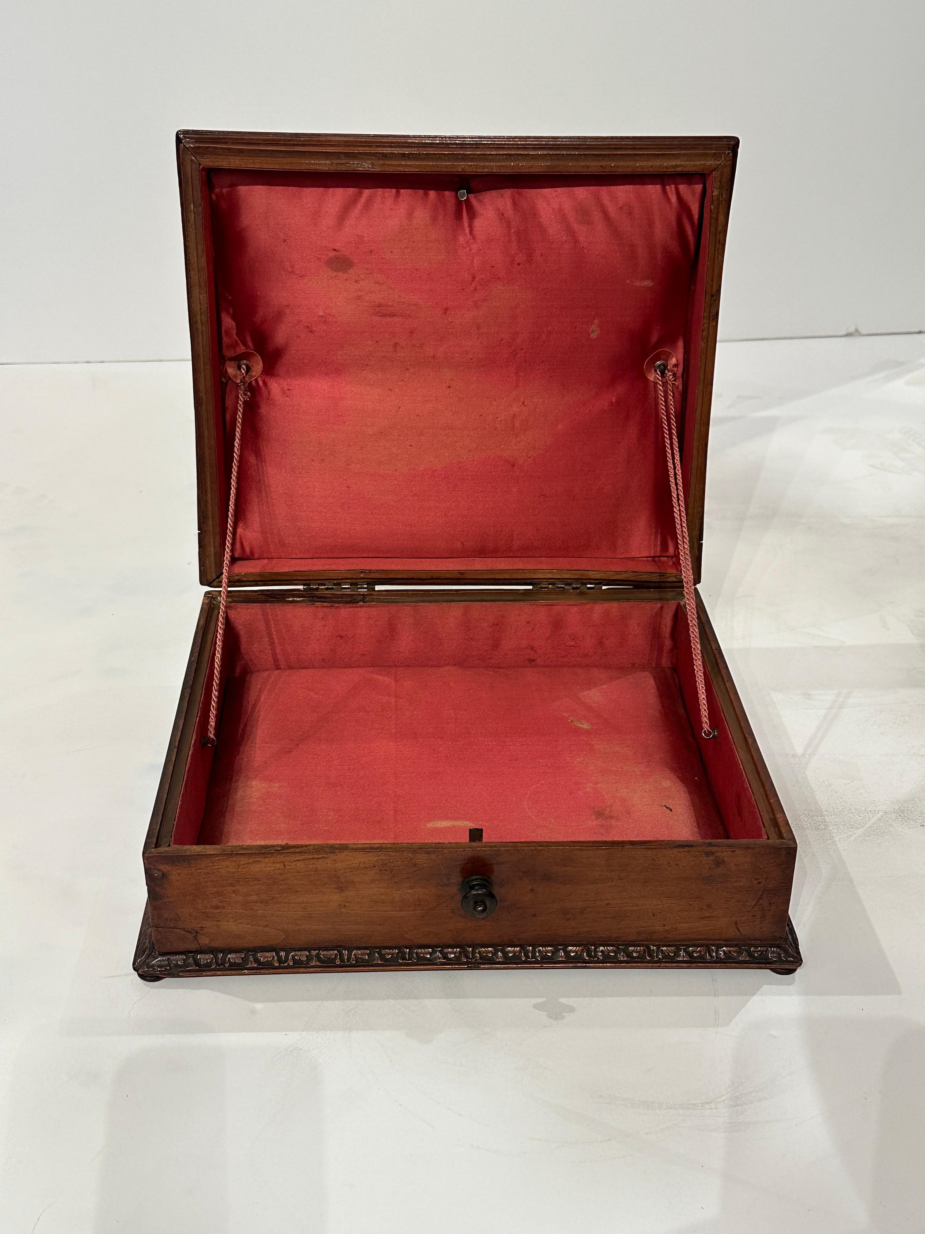 Caja abatible italiana de nogal tallado Circa 1780 finales del siglo XVIII en venta