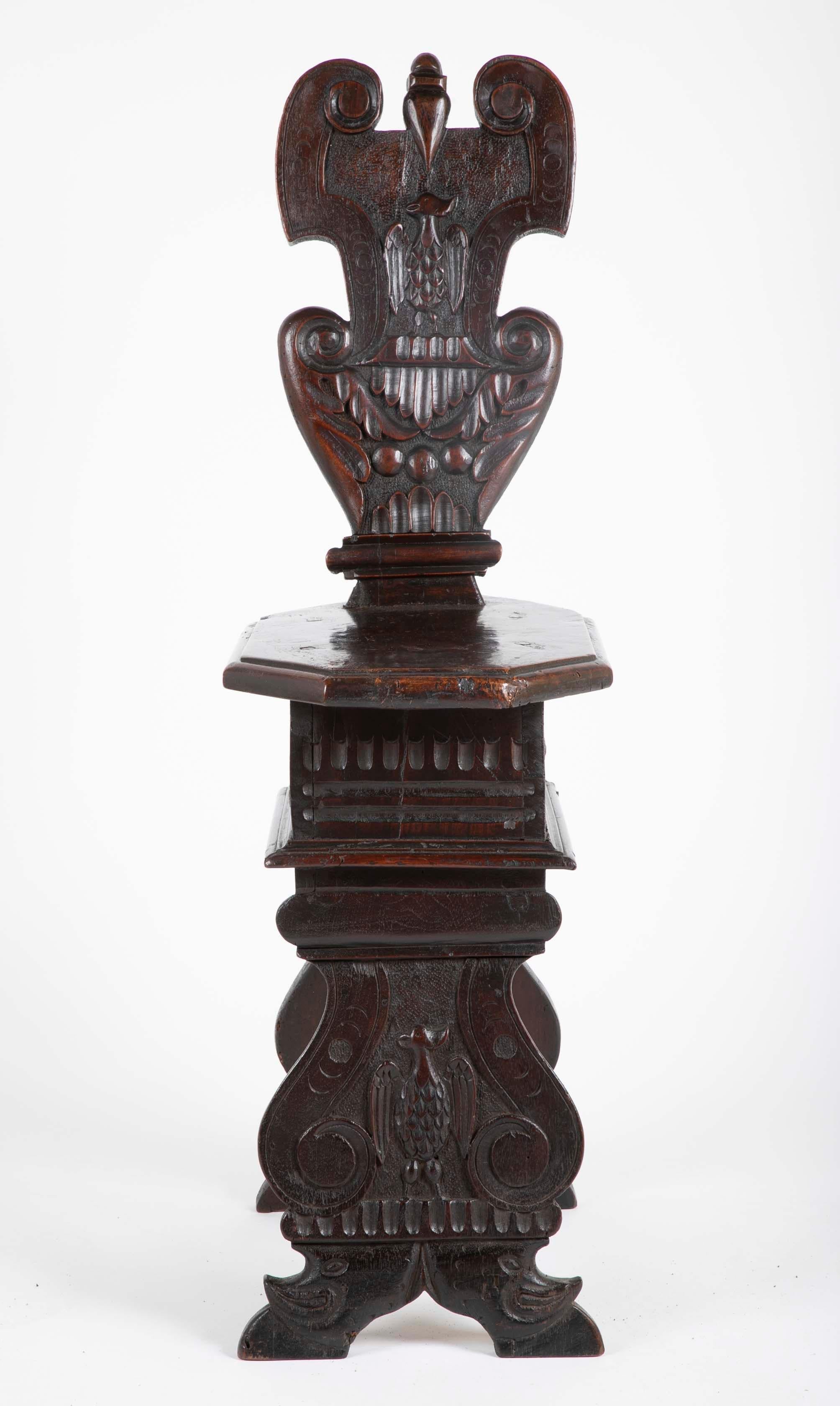 Italian Carved Walnut Sgabello Side Chair (Italienisch)