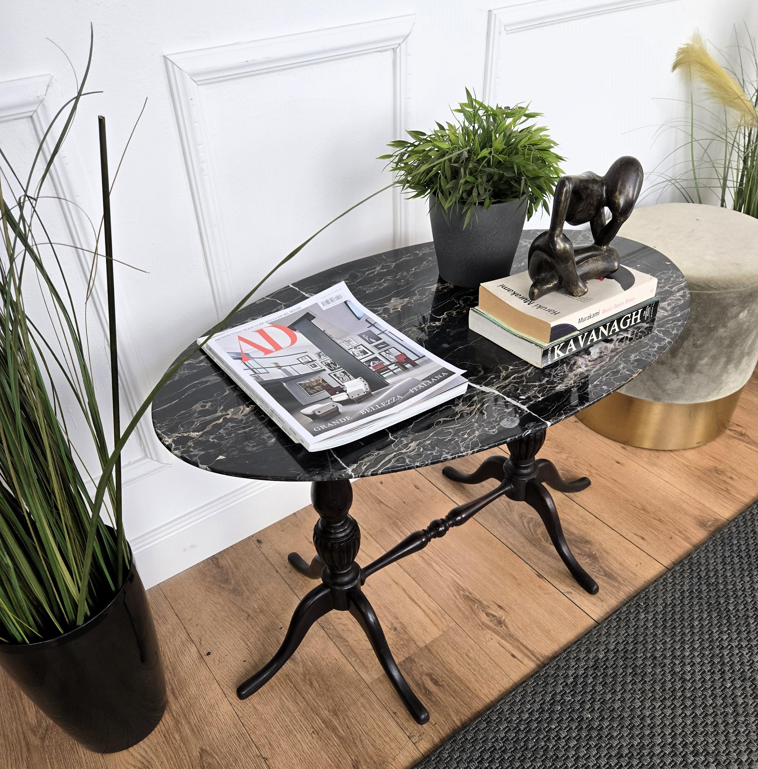 Mid-Century Modern Table basse d'appoint italienne en noyer sculpté avec plateau ovale en marbre Portoro en vente