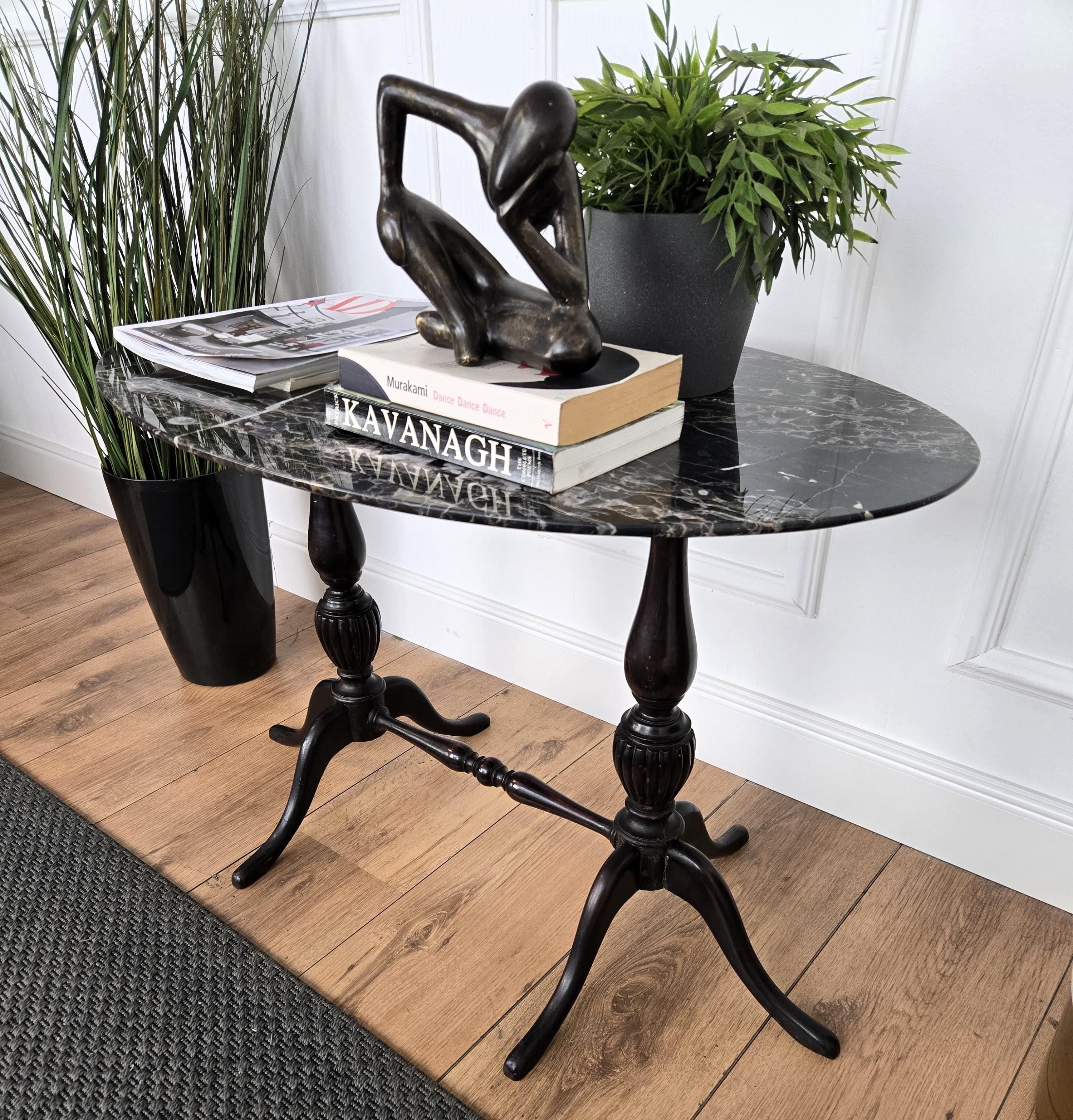 Table basse d'appoint italienne en noyer sculpté avec plateau ovale en marbre Portoro Bon état - En vente à Carimate, Como
