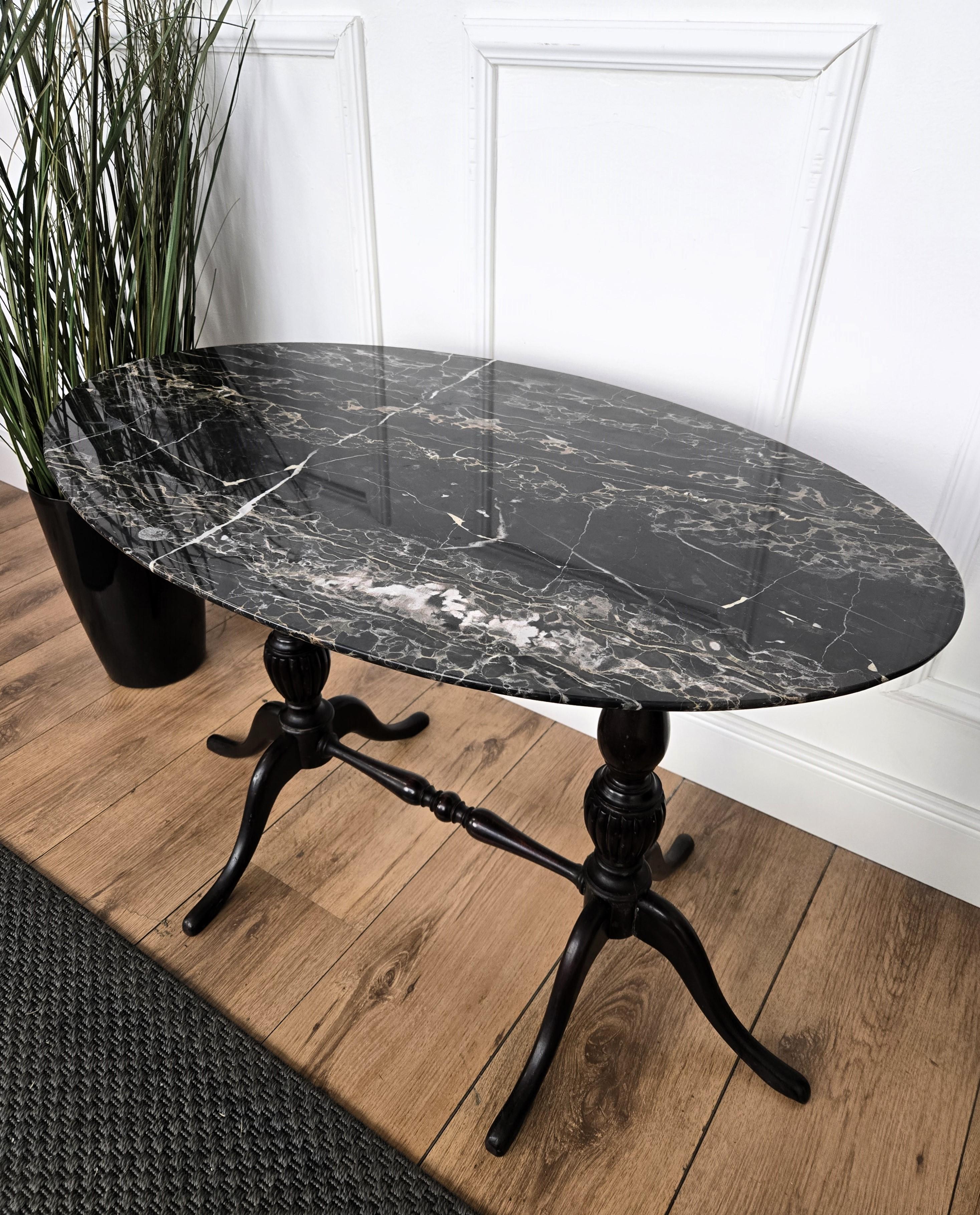 20ième siècle Table basse d'appoint italienne en noyer sculpté avec plateau ovale en marbre Portoro en vente