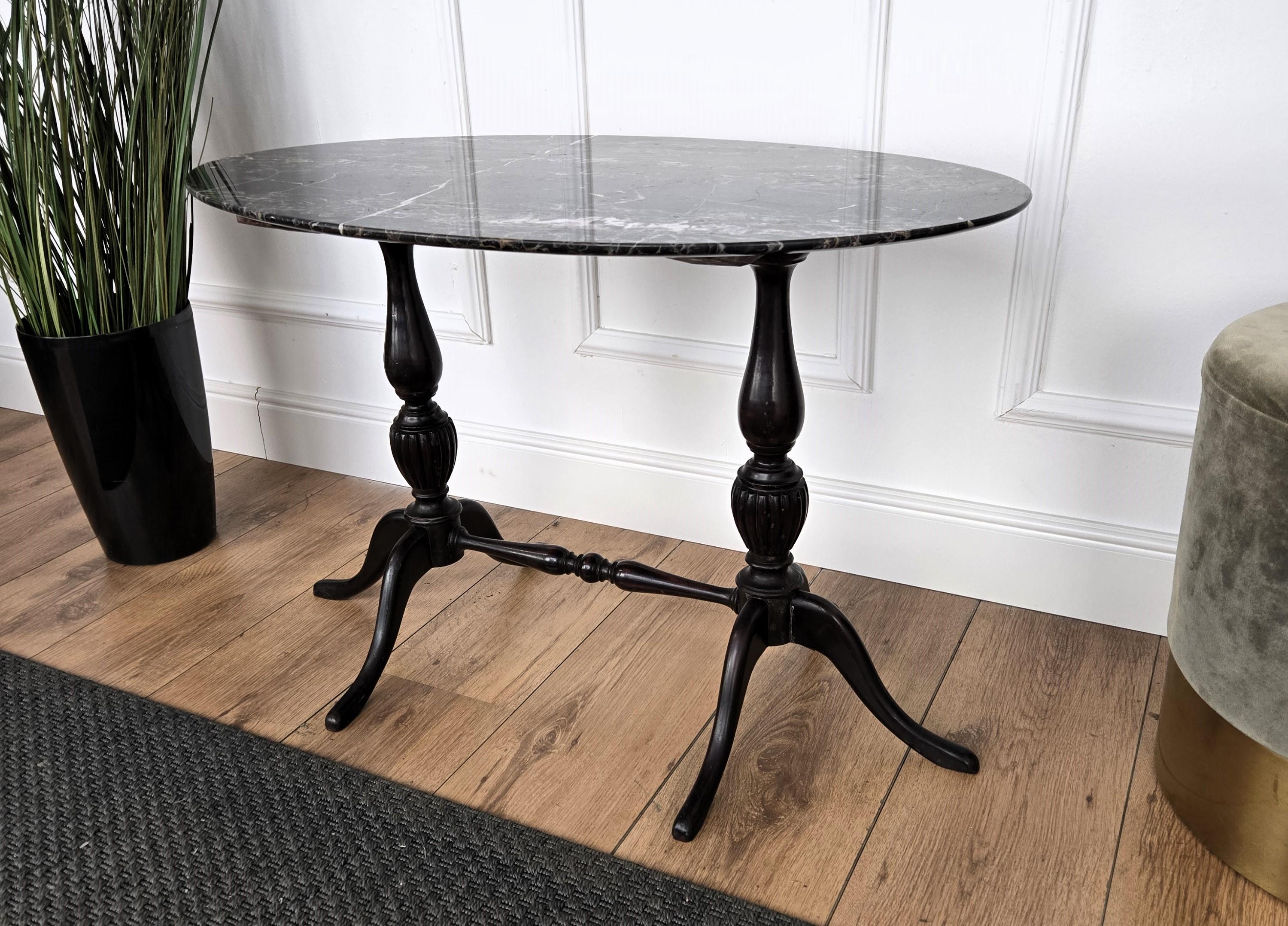 Marbre Table basse d'appoint italienne en noyer sculpté avec plateau ovale en marbre Portoro en vente