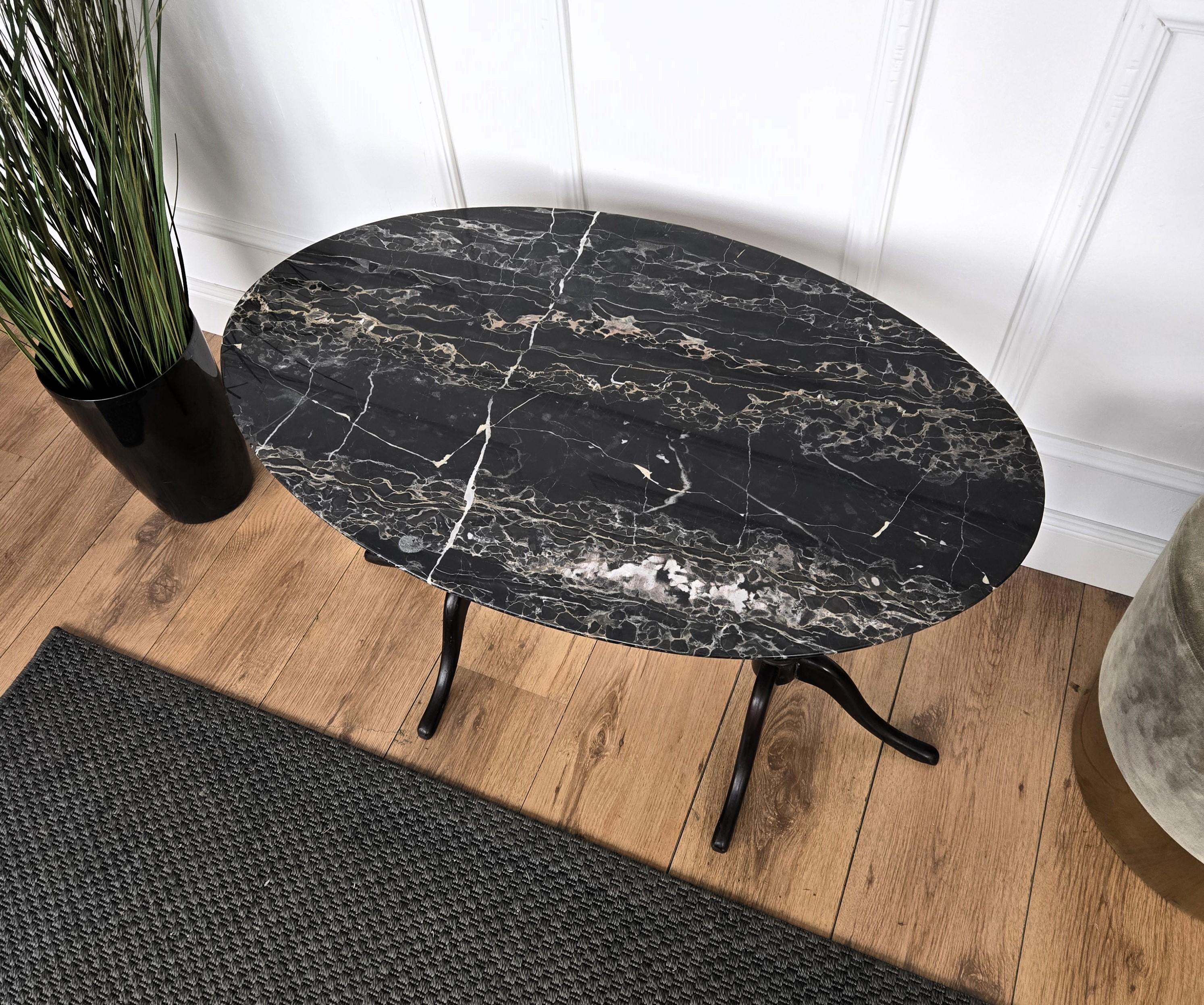 Table basse d'appoint italienne en noyer sculpté avec plateau ovale en marbre Portoro en vente 1