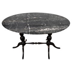 Table basse d'appoint italienne en noyer sculpté avec plateau ovale en marbre Portoro