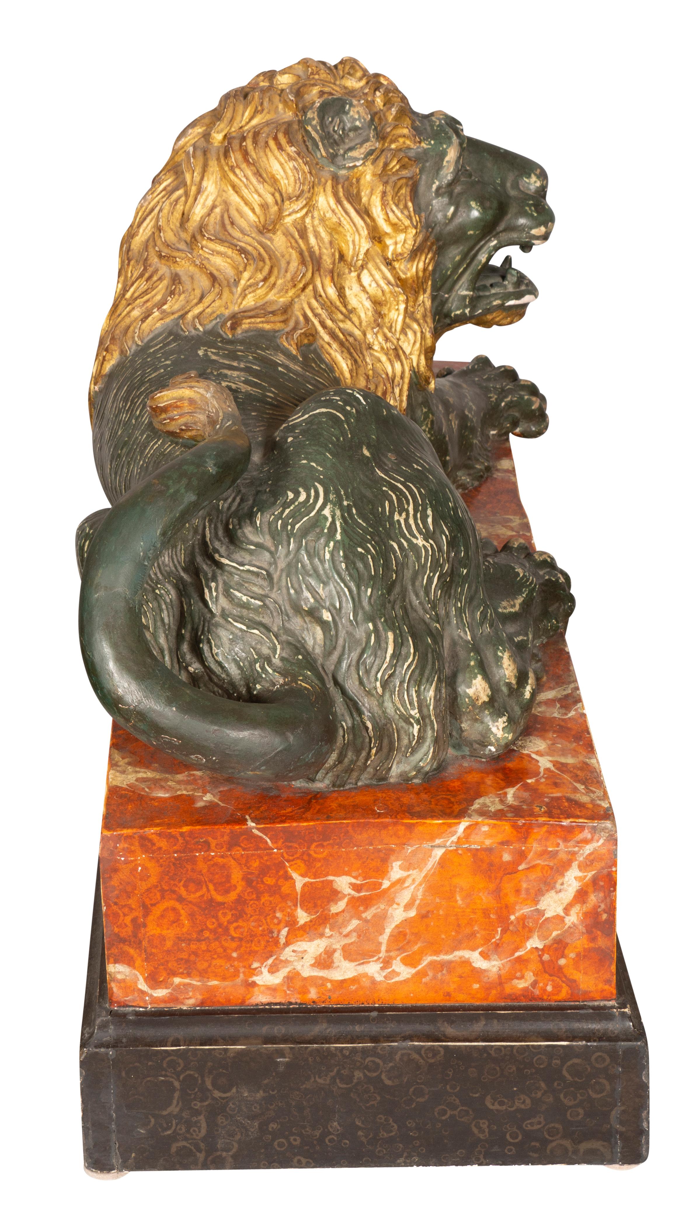 Le lion couché italien en bois sculpté et peint en vente 1