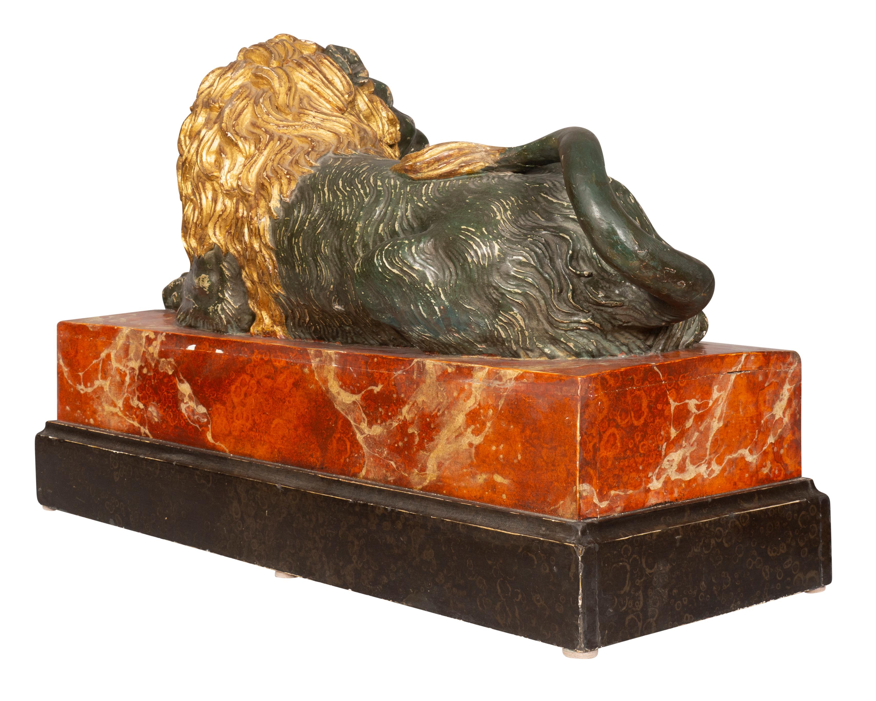 Le lion couché italien en bois sculpté et peint en vente 3