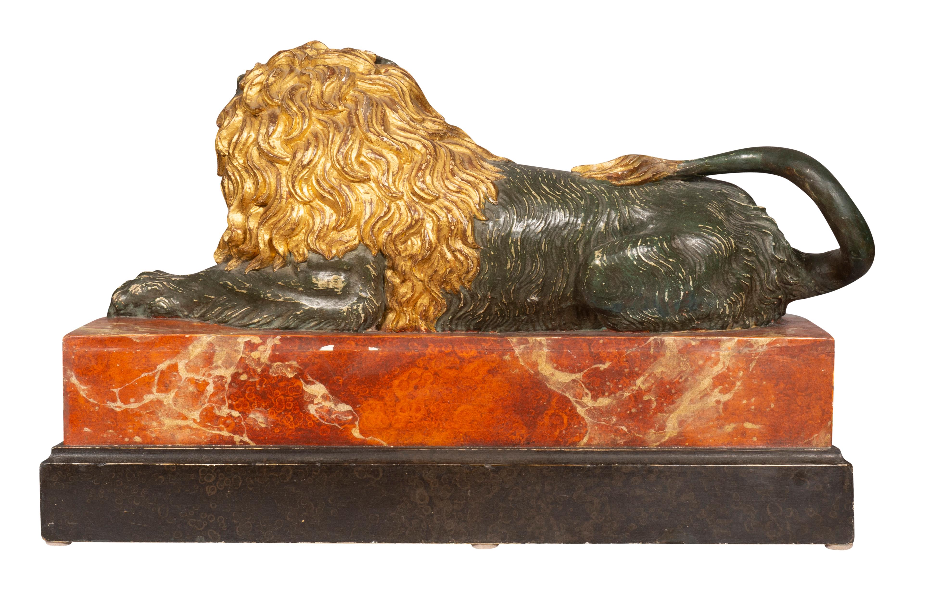 Le lion couché italien en bois sculpté et peint en vente 4