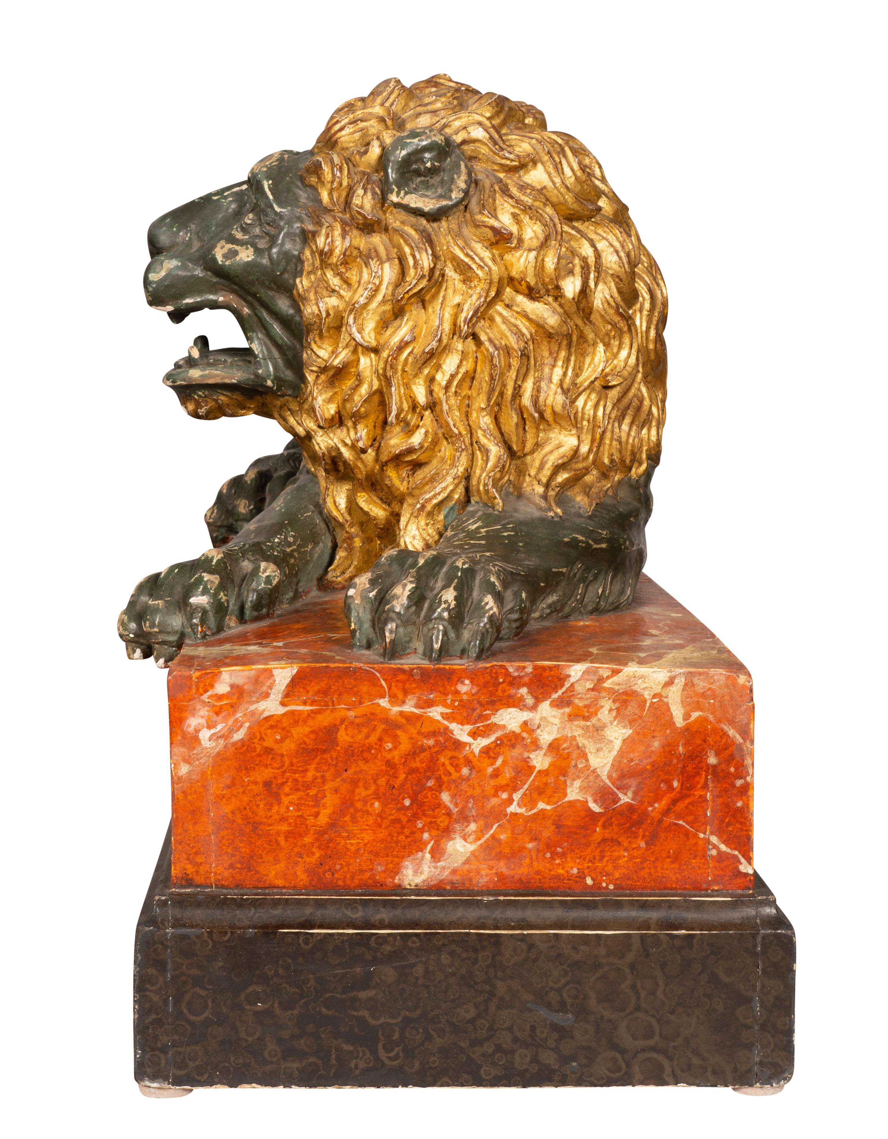 Le lion couché italien en bois sculpté et peint en vente 7