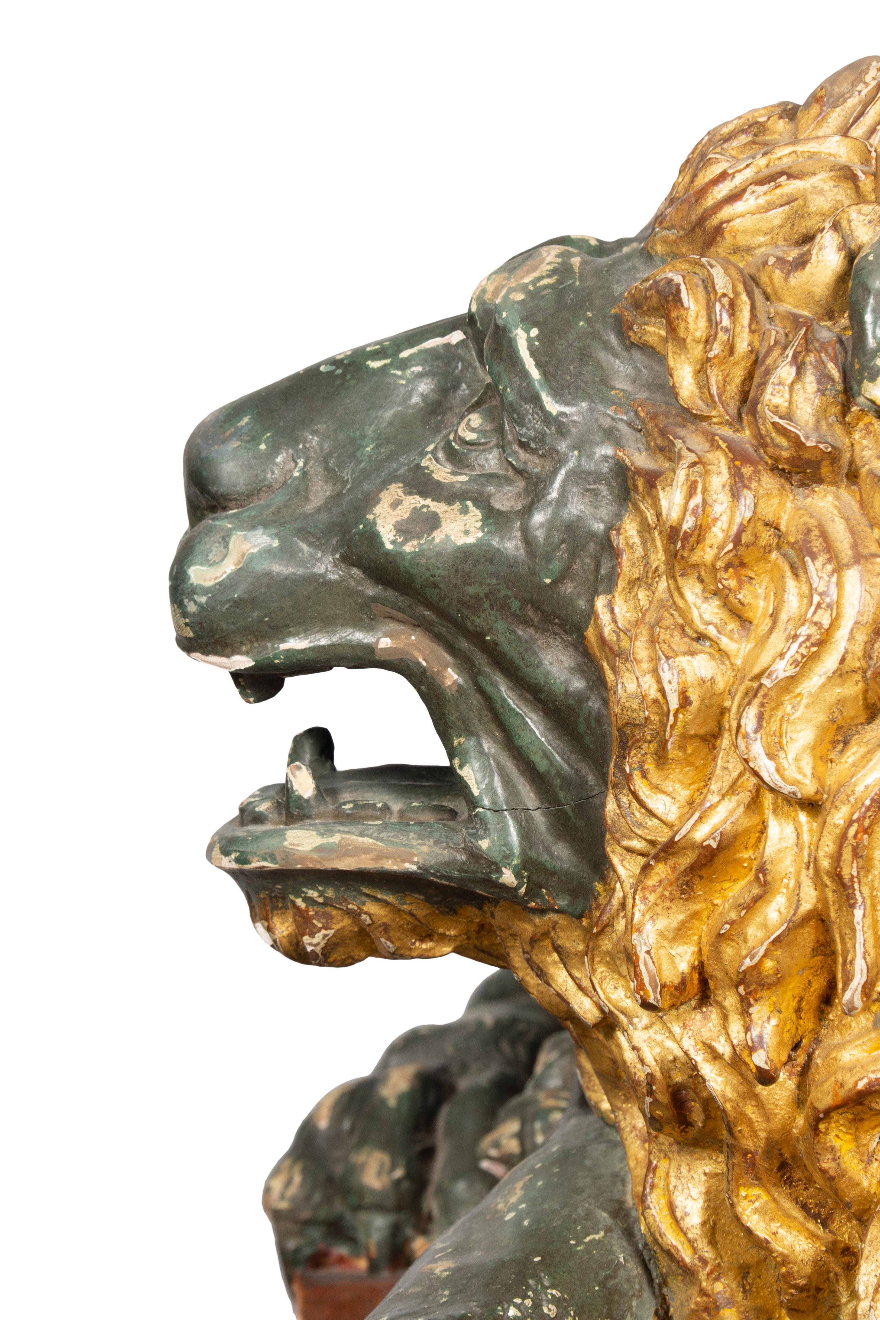 Le lion couché italien en bois sculpté et peint en vente 8