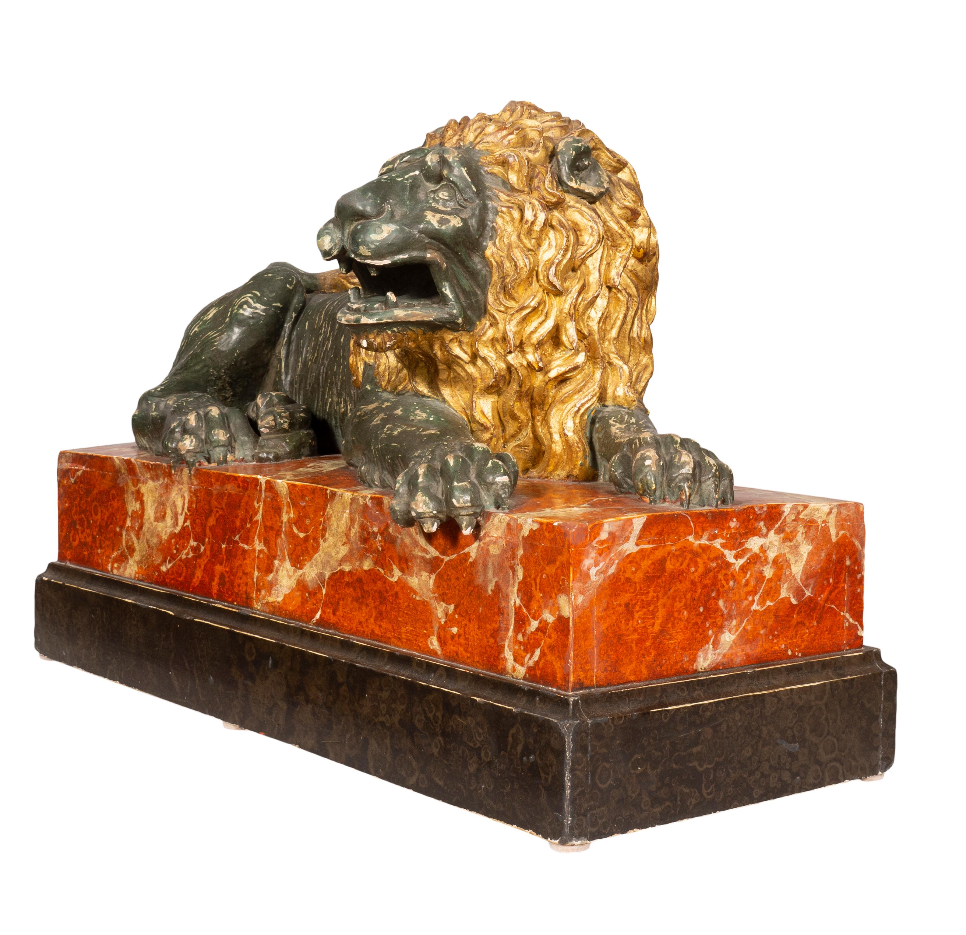 Le lion couché italien en bois sculpté et peint en vente 9