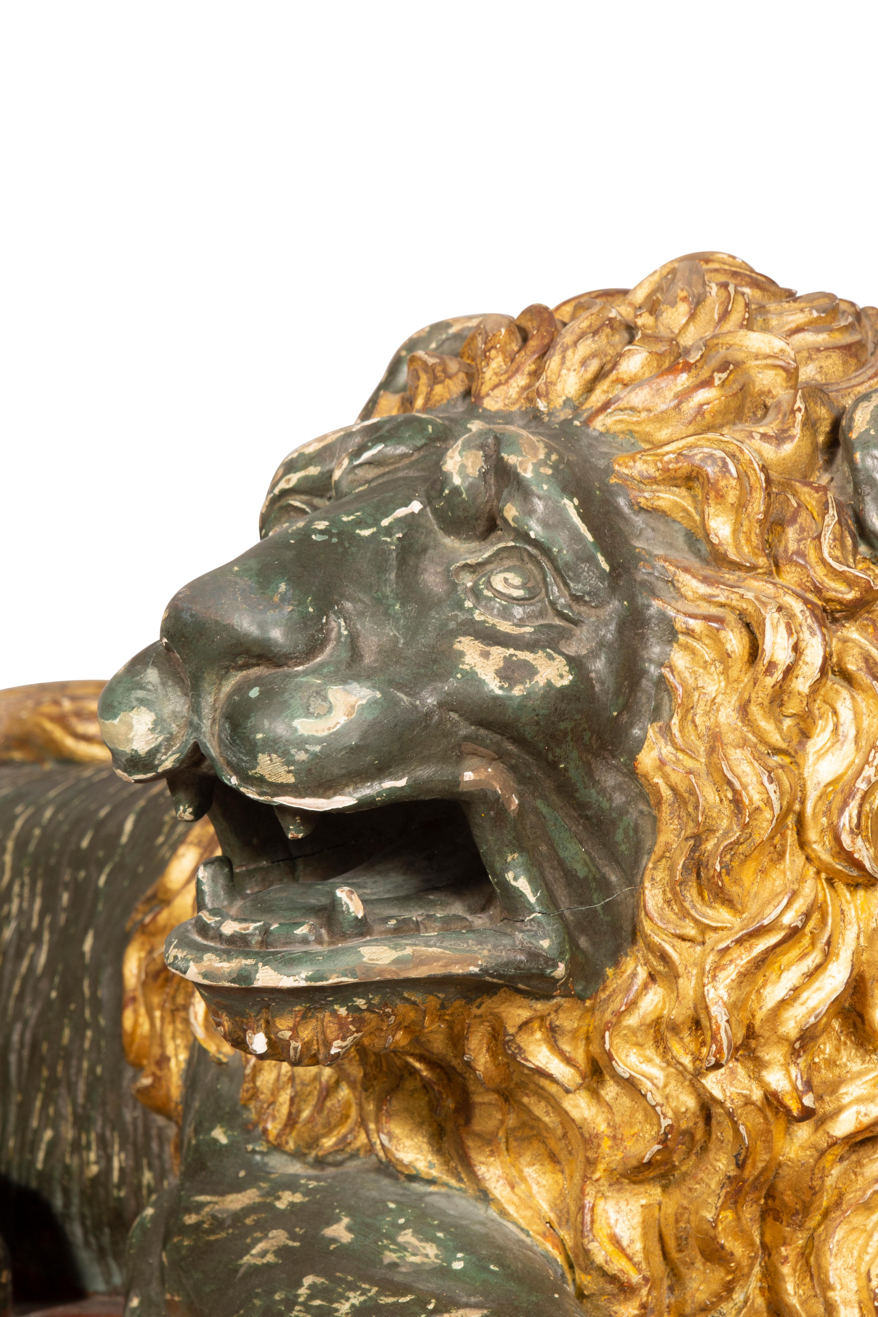 Le lion couché italien en bois sculpté et peint en vente 11
