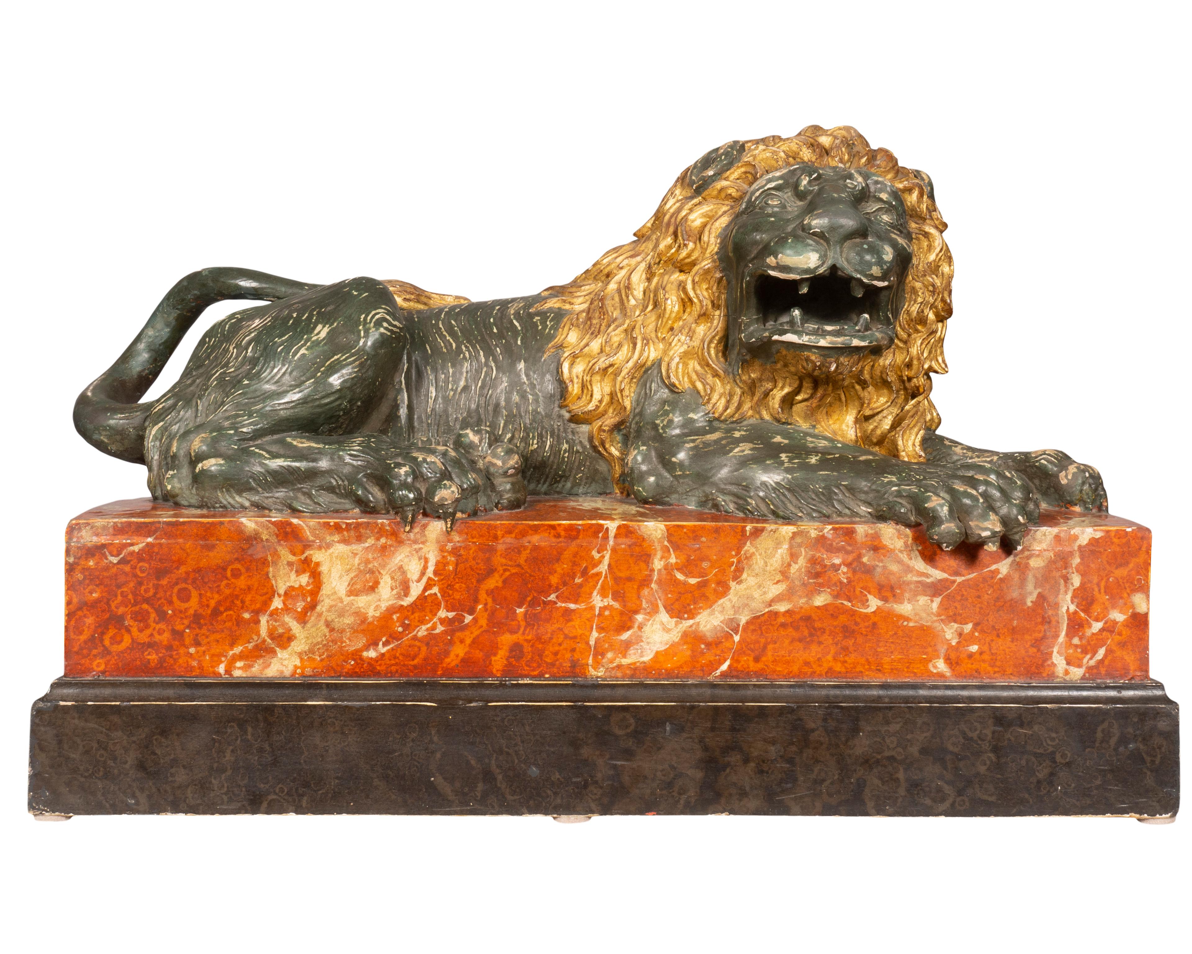 Européen Le lion couché italien en bois sculpté et peint en vente