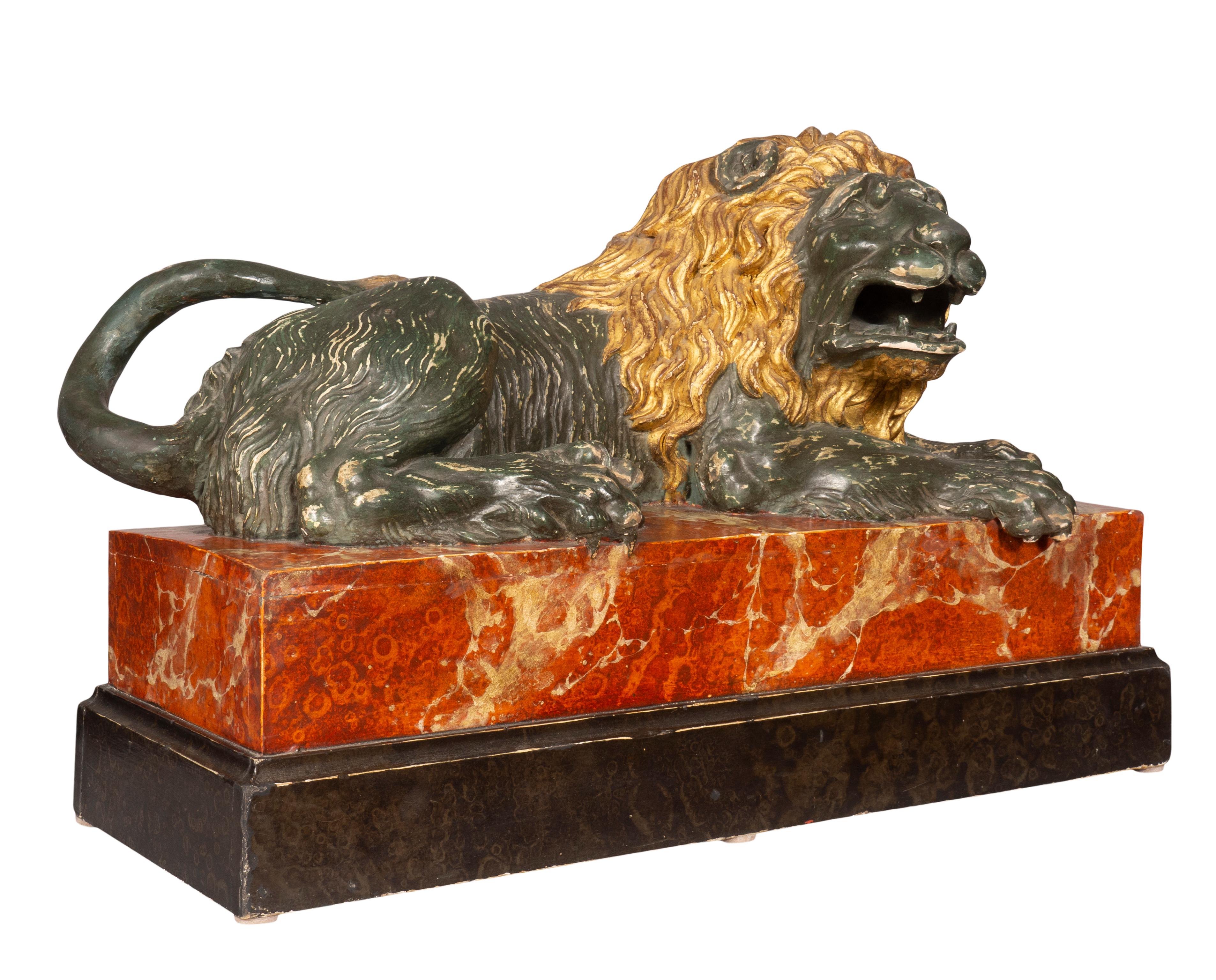 Bois Le lion couché italien en bois sculpté et peint en vente