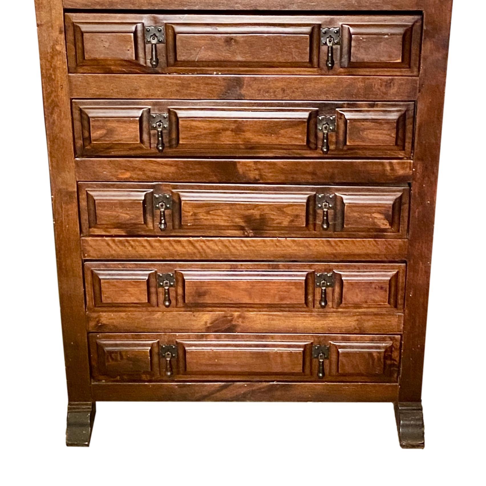 Italian Carved Wood Chest of Drawers In Good Condition For Sale In New York, NY