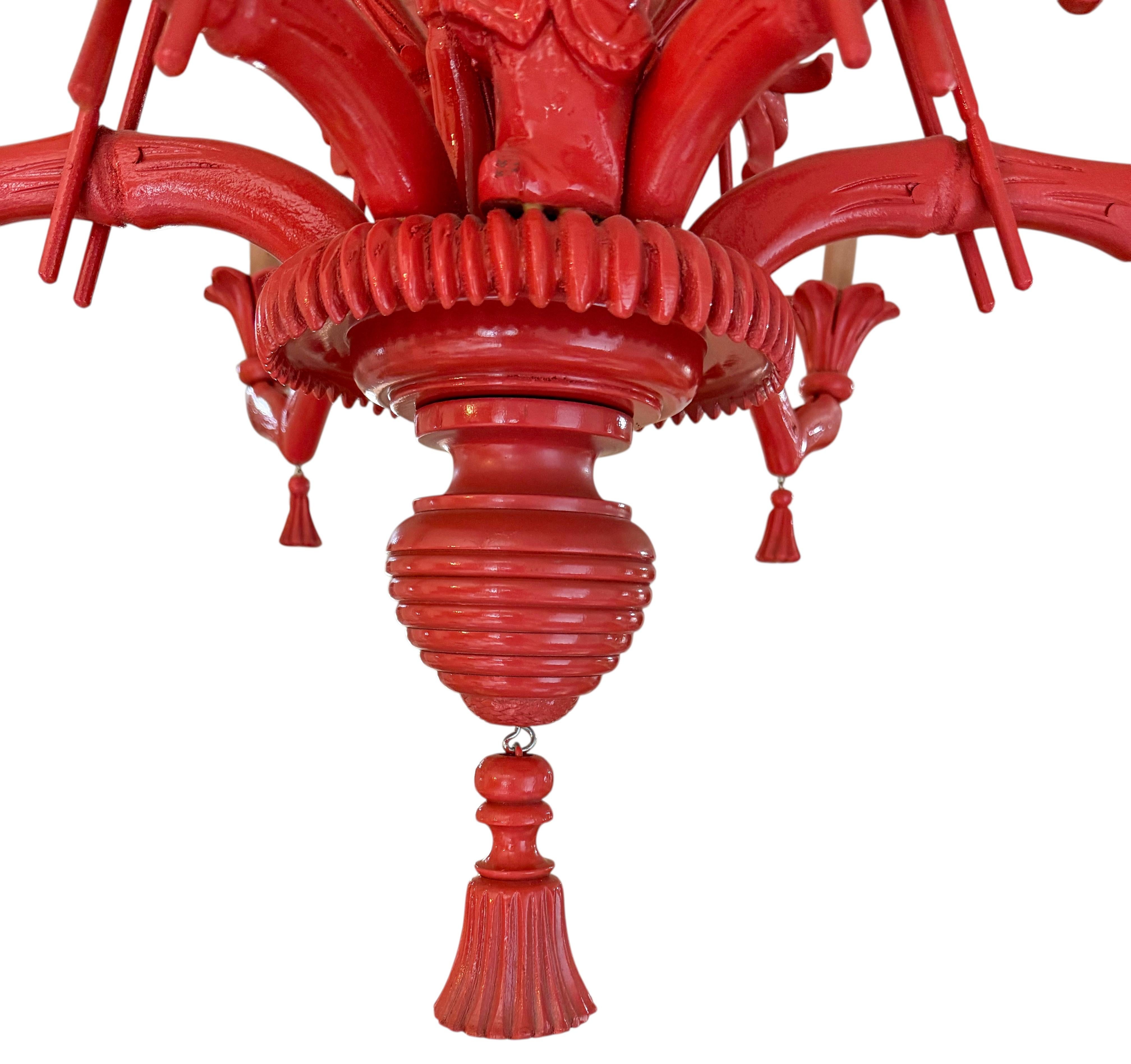 Italiano Lampadario a 6 bracci in legno intagliato italiano in finto bambù e fronde di palma in vendita