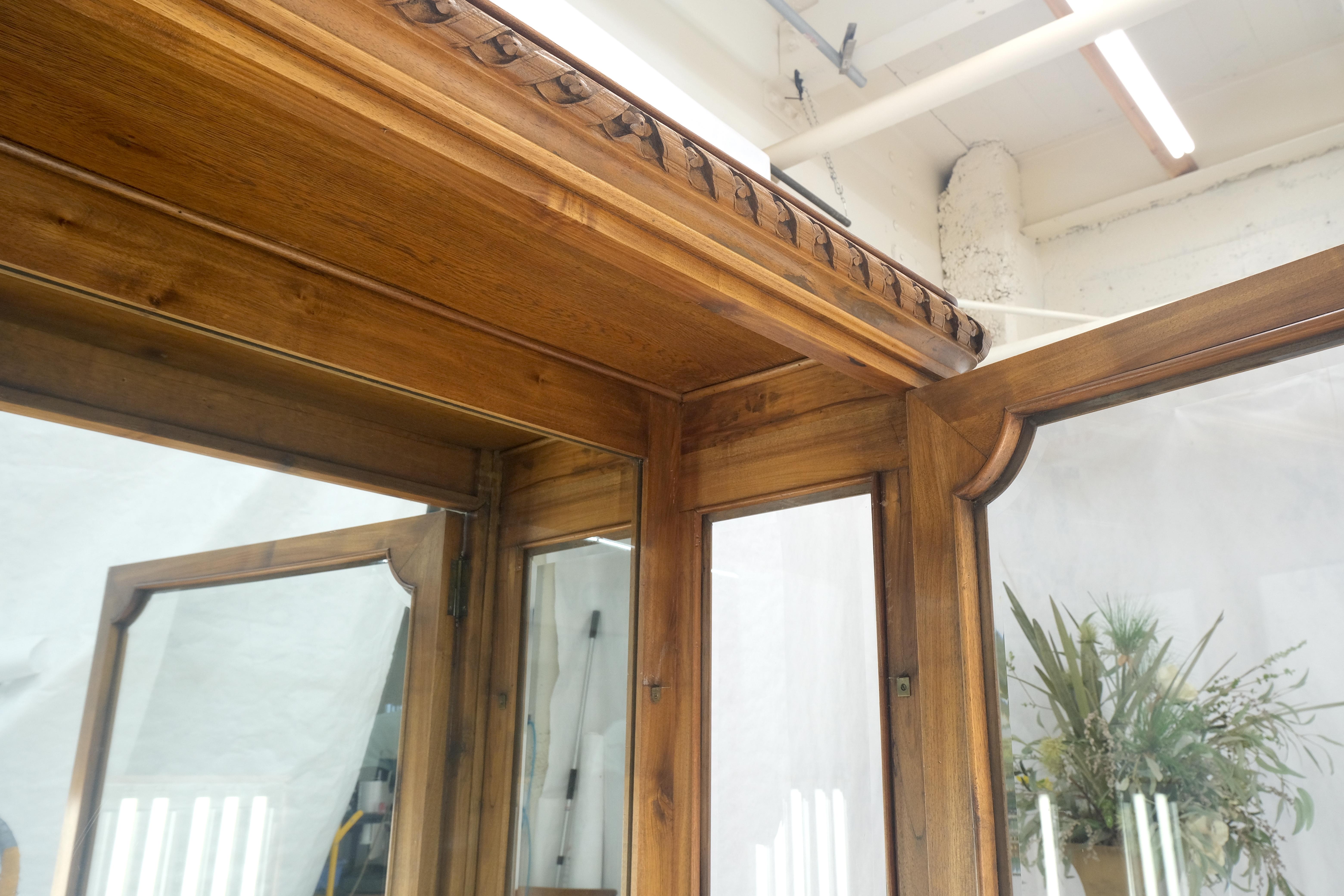 Italienisch geschnitzt Wood Compact Eine Tür Kompakt Vitrine Vitrine MINT im Angebot 9