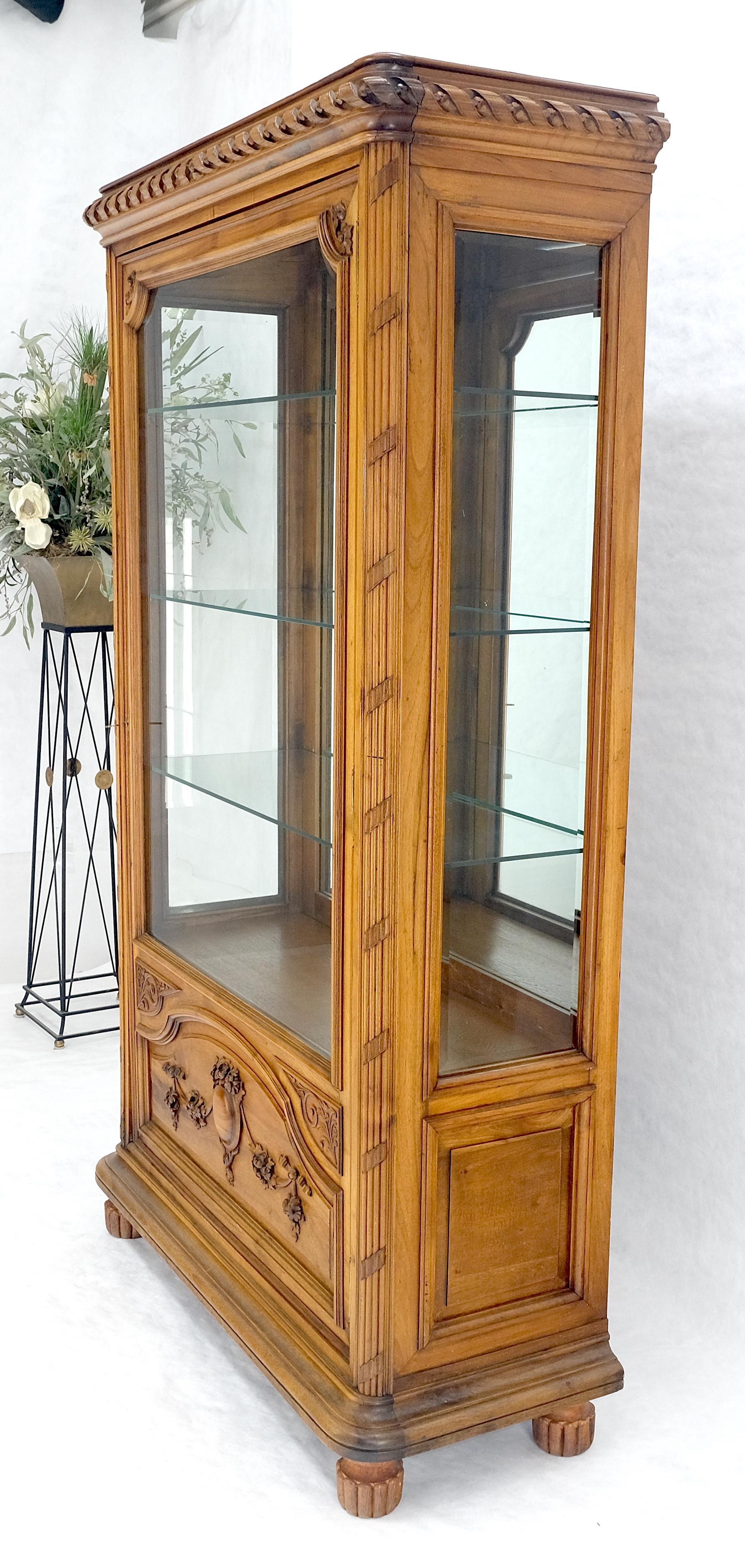 Italienisch geschnitzt Wood Compact Eine Tür Kompakt Vitrine Vitrine MINT (Geschnitzt) im Angebot