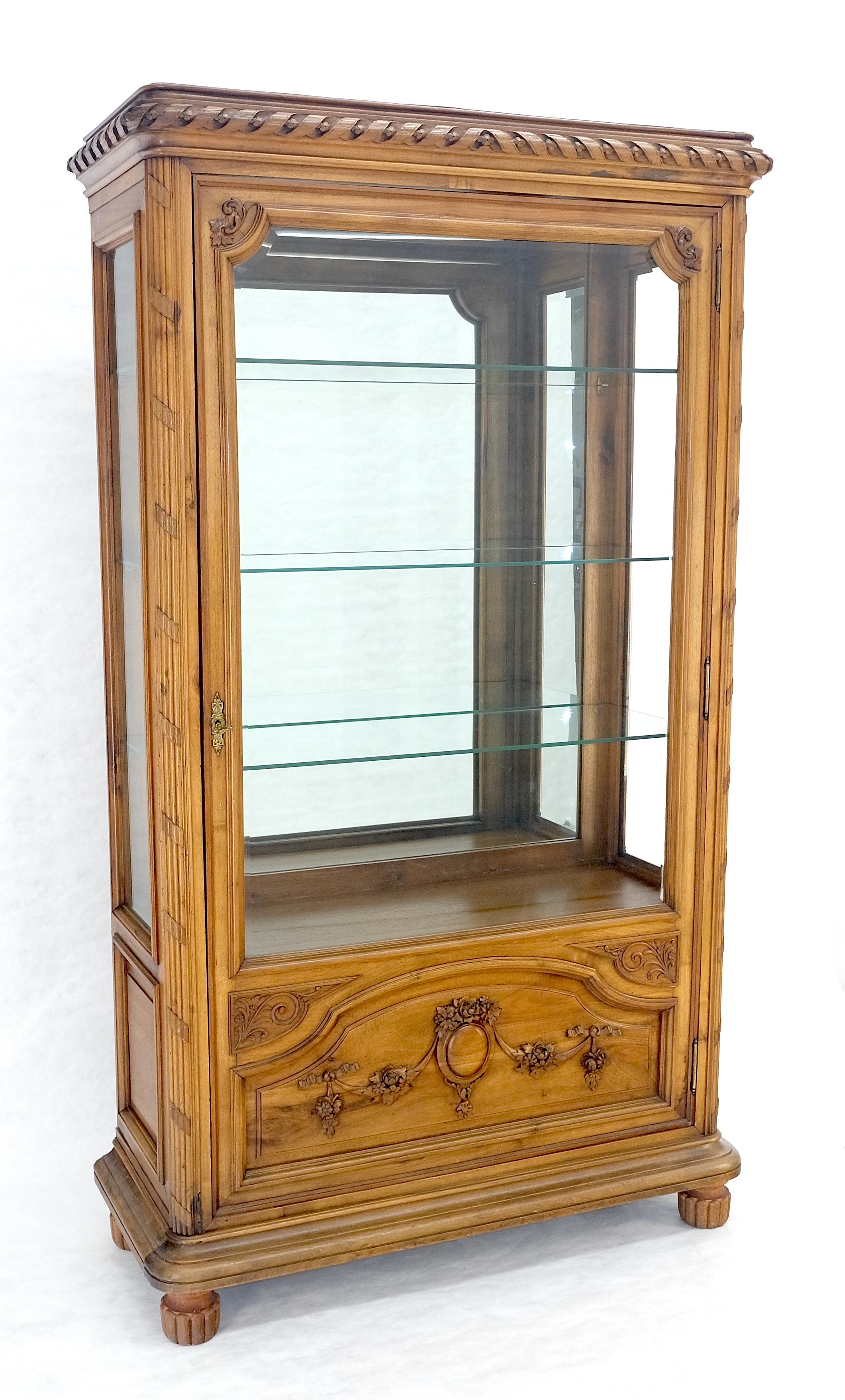 Italienisch geschnitzt Wood Compact Eine Tür Kompakt Vitrine Vitrine MINT im Zustand „Gut“ im Angebot in Rockaway, NJ