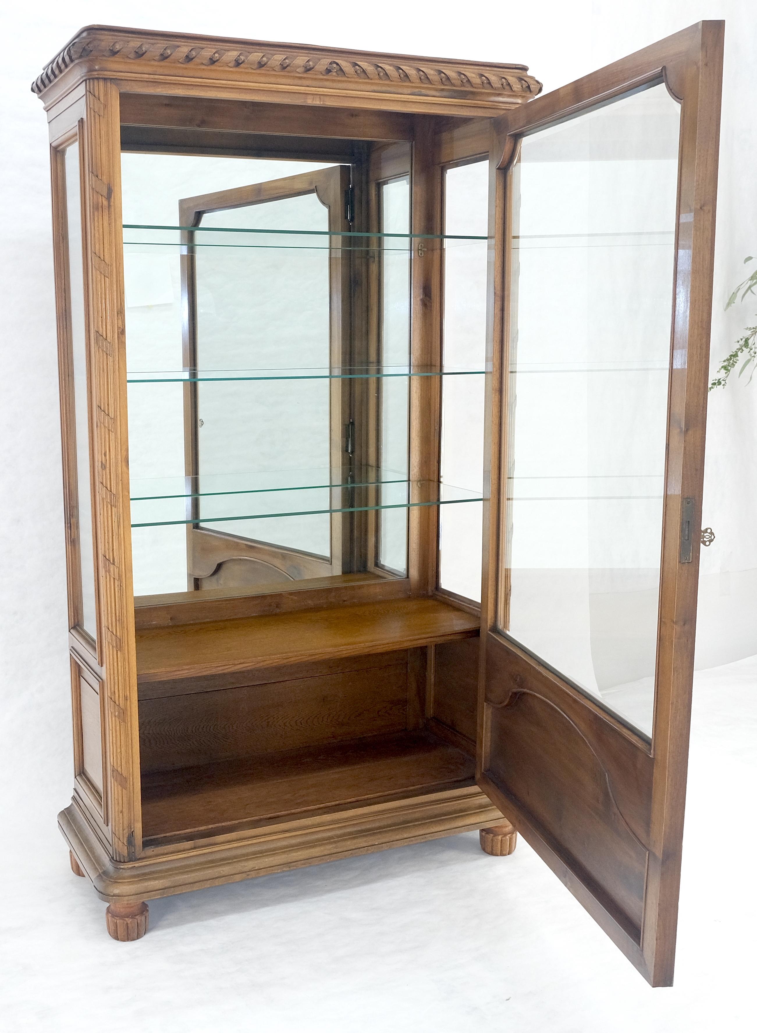 Italienisch geschnitzt Wood Compact Eine Tür Kompakt Vitrine Vitrine MINT (20. Jahrhundert) im Angebot