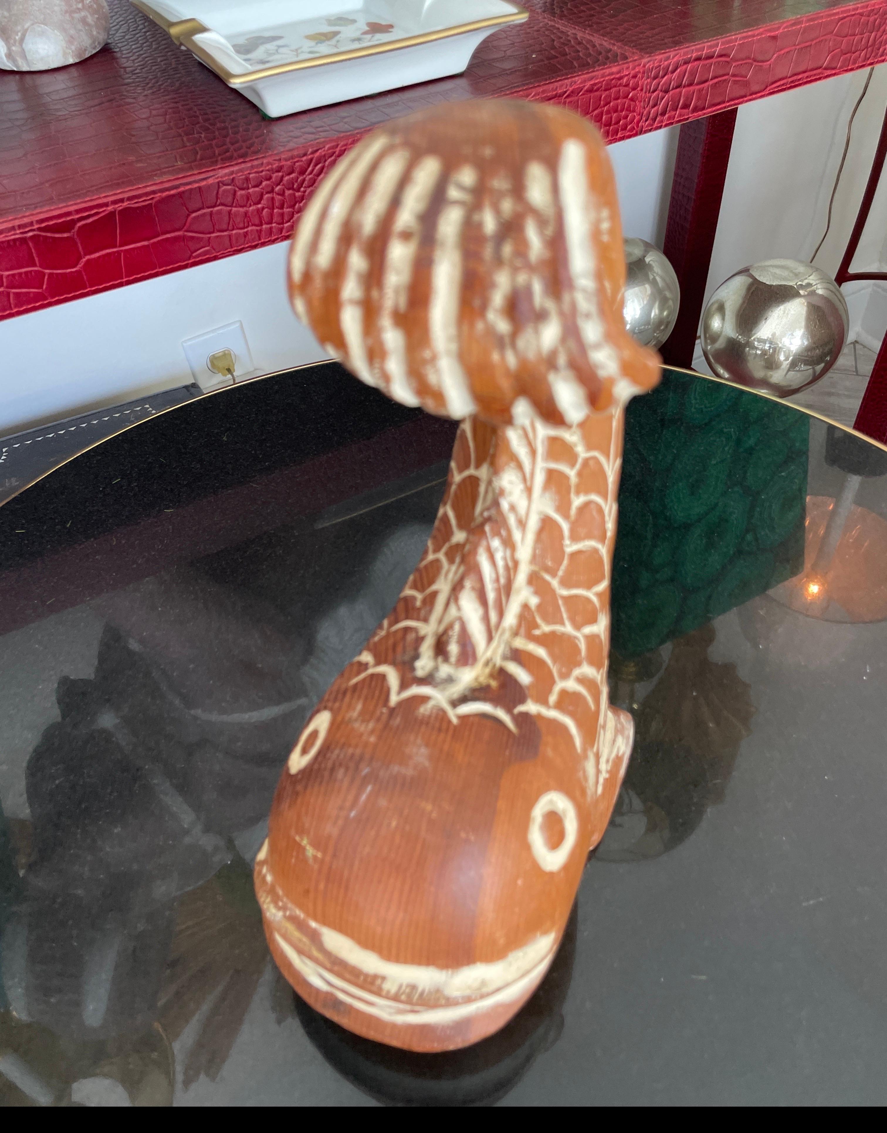 Sculpture italienne en pin, blanchie à la chaux, représentant un poisson craintif.