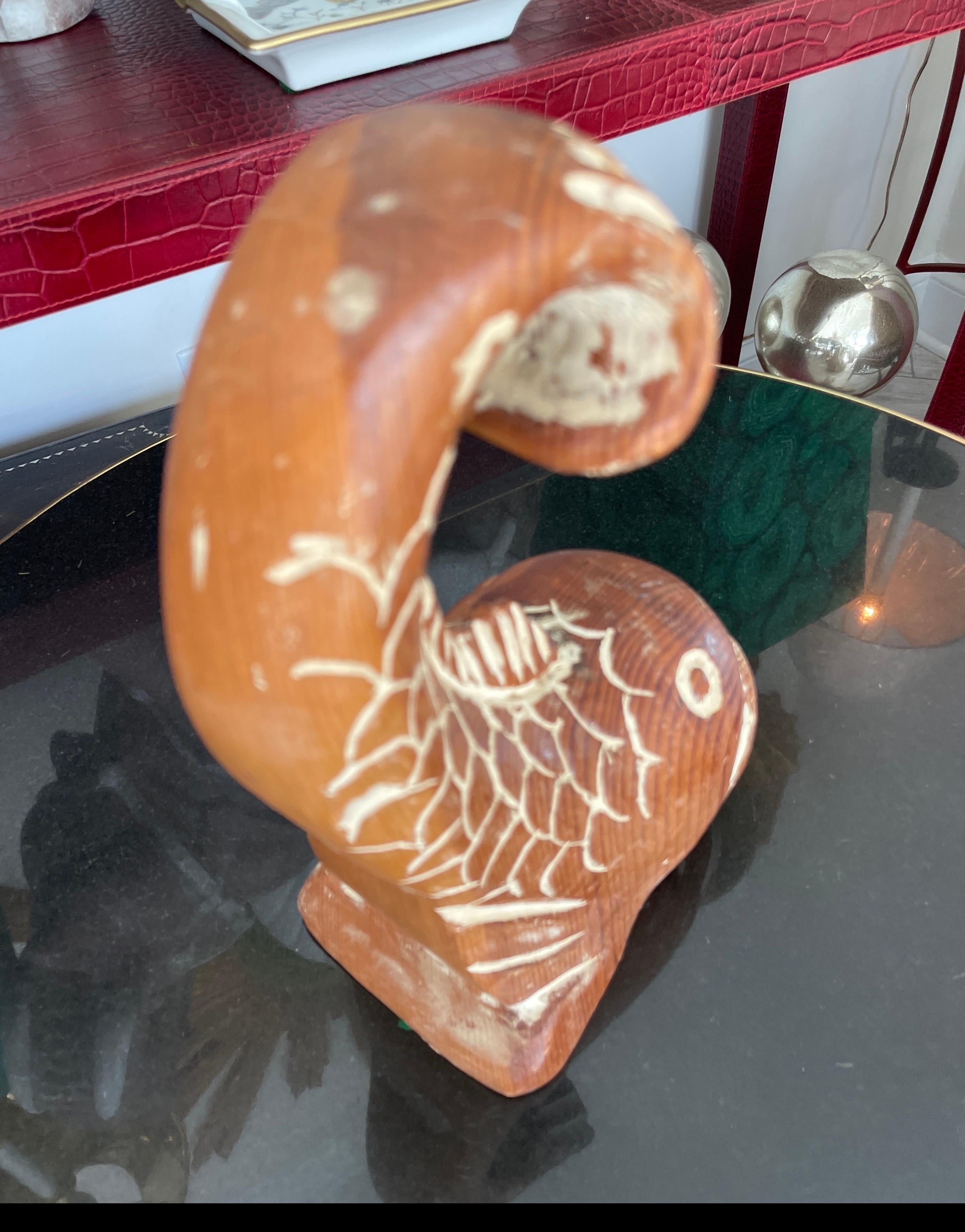 Pin Sculpture italienne en bois sculpté représentant un poisson-soie en vente