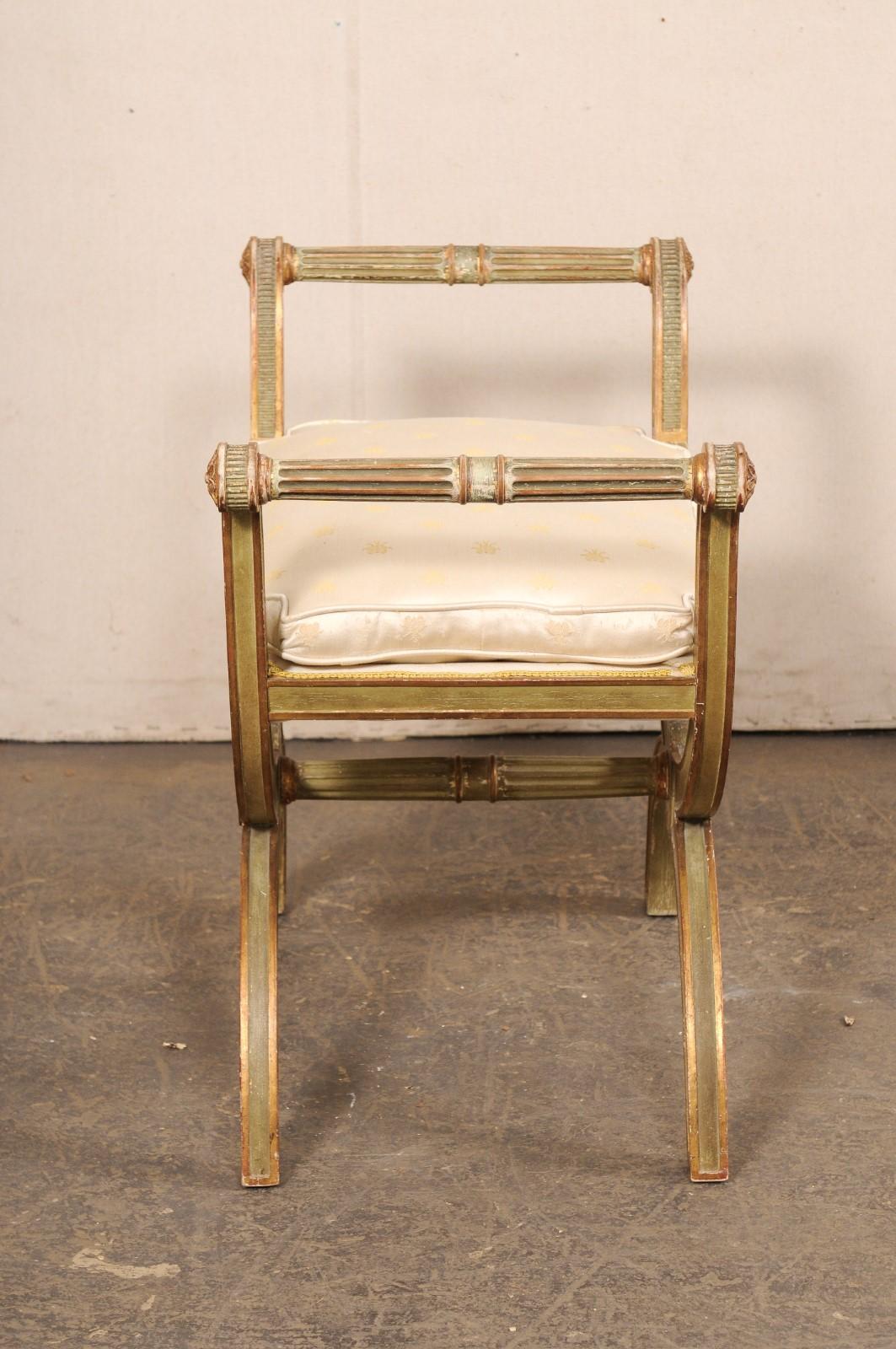 Tabouret Curule italien en bois sculpté avec coussin d'assise en vente 5