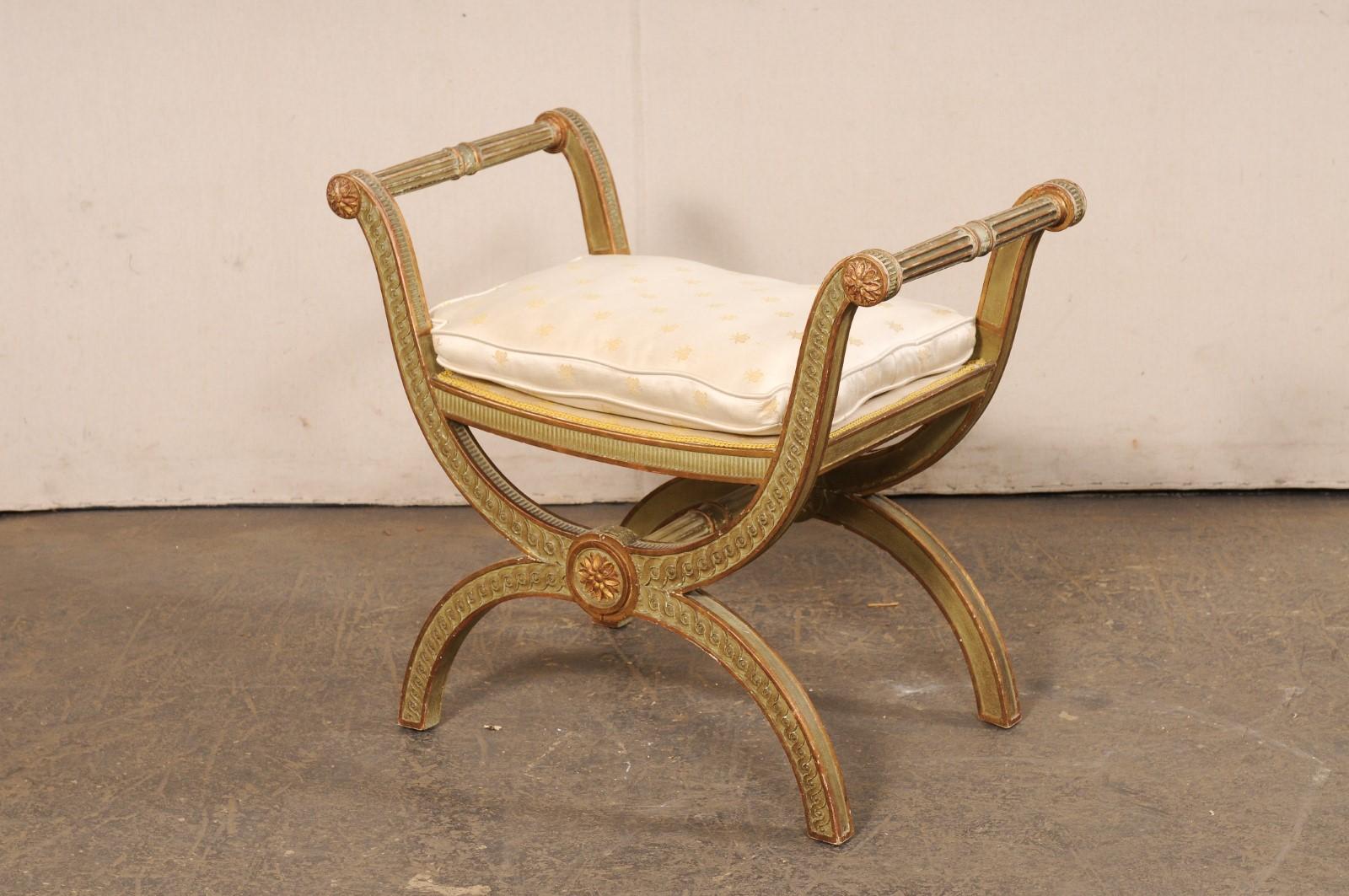 Tabouret Curule italien en bois sculpté avec coussin d'assise en vente 6