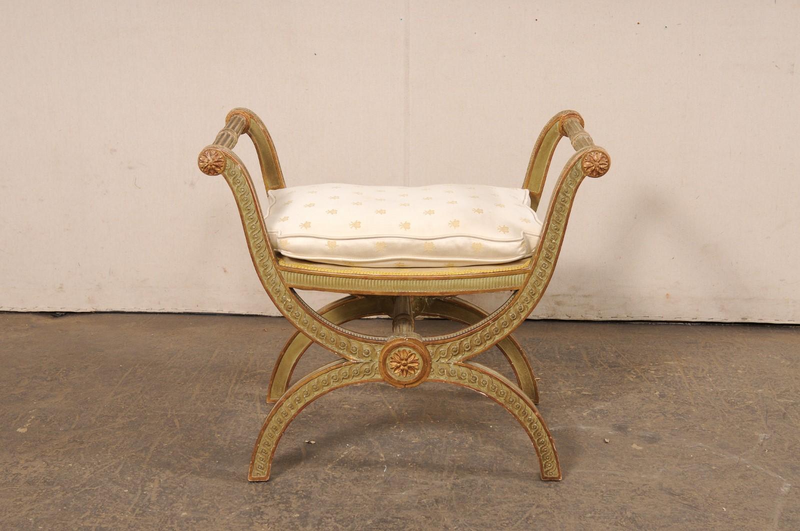 Tabouret Curule italien en bois sculpté avec coussin d'assise en vente 7